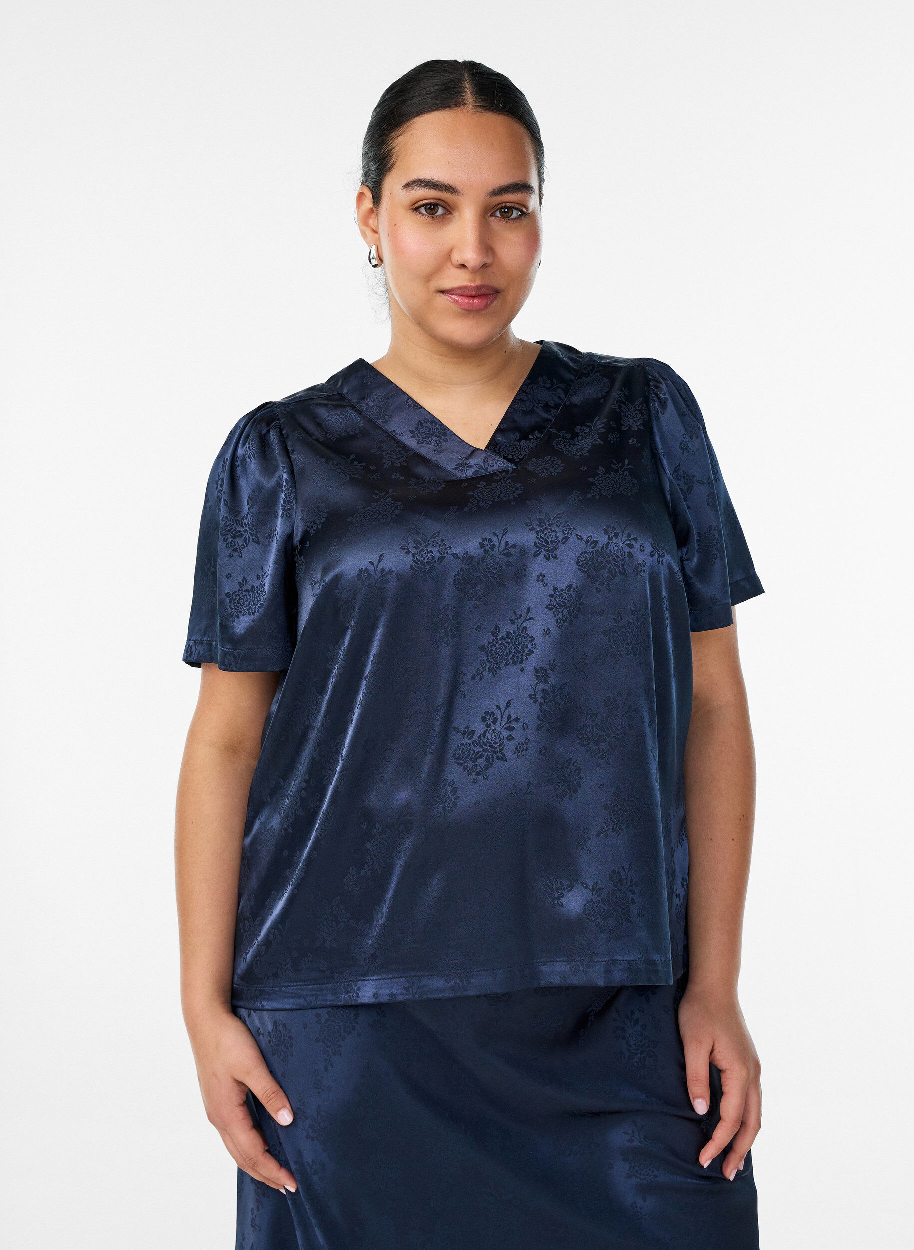 Satinbluse med blomsterm&oslash;nster og V-udsk&aelig;ring, Bl&aring;, Model
