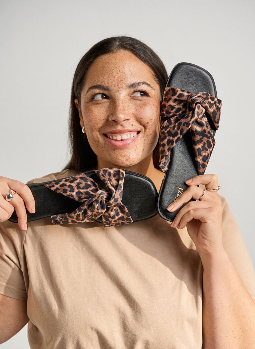 Flade sandaler med krydsede satin-stropper, Brun, Image image number 0