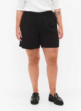 Løstsiddende shorts i viskose, Black, Model image number 3