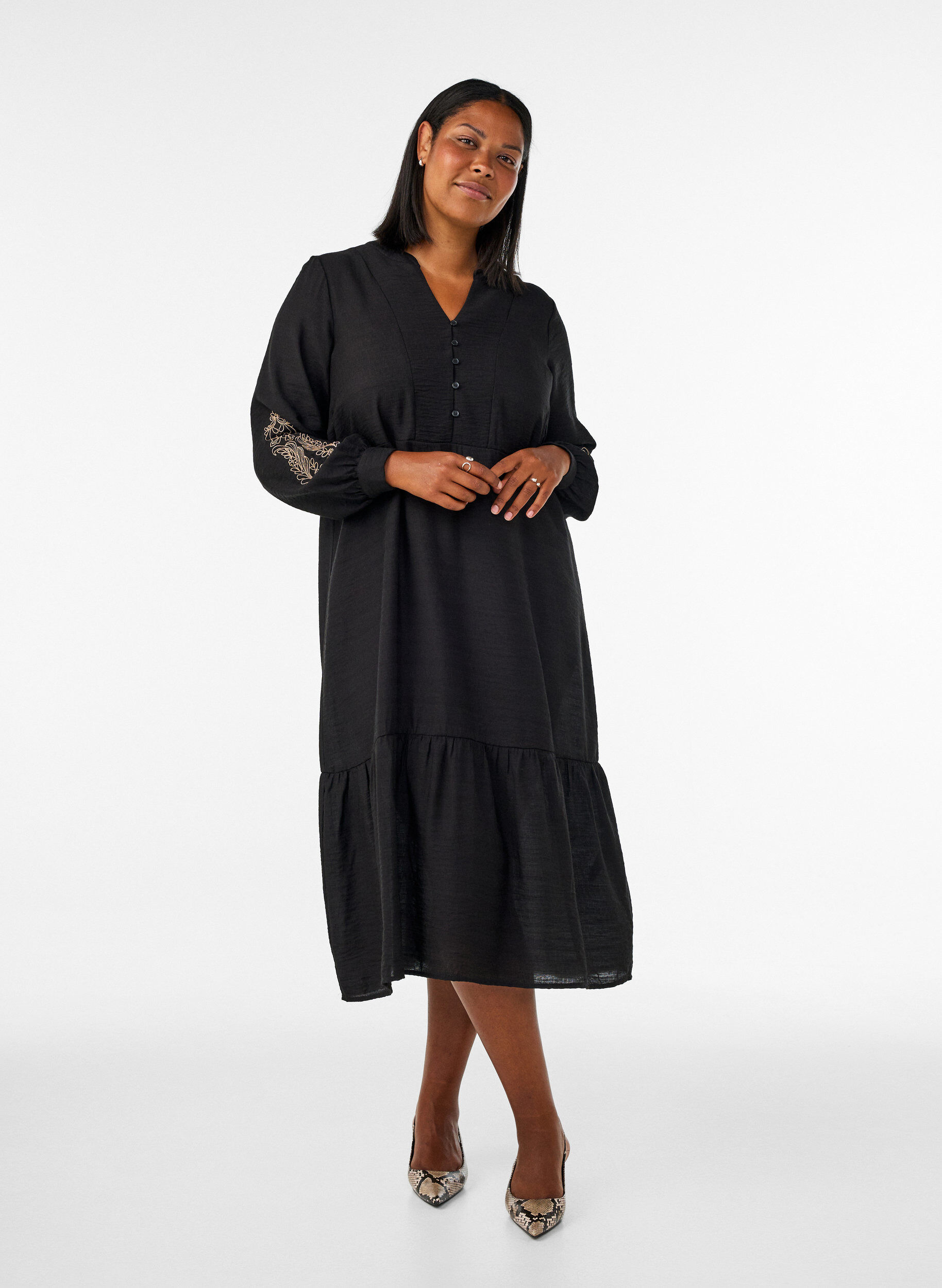 Viskosekjole med broderi og fl&aelig;selag, Sort, Model