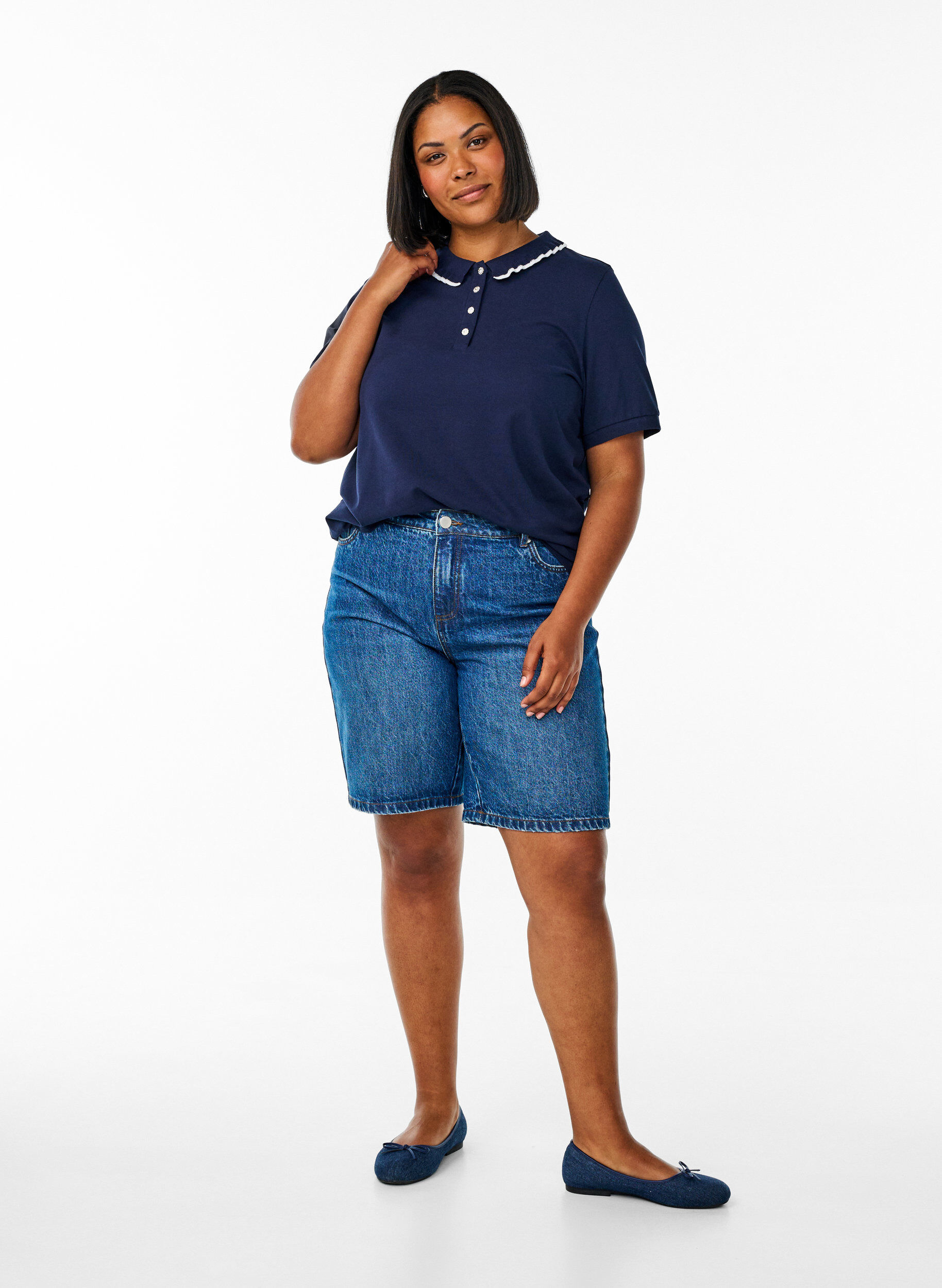 Zizzi Poloshirt med rhinsten knapper og fl&aelig;sedetalje, Bl&aring;, Model image number 1