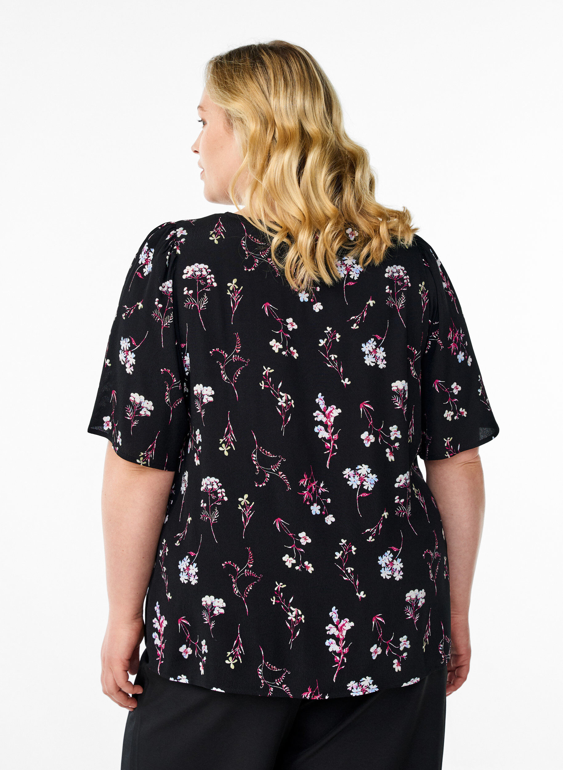 ZizziBlomstret bluse med korte &aelig;rmer, Sort, Model image number 2