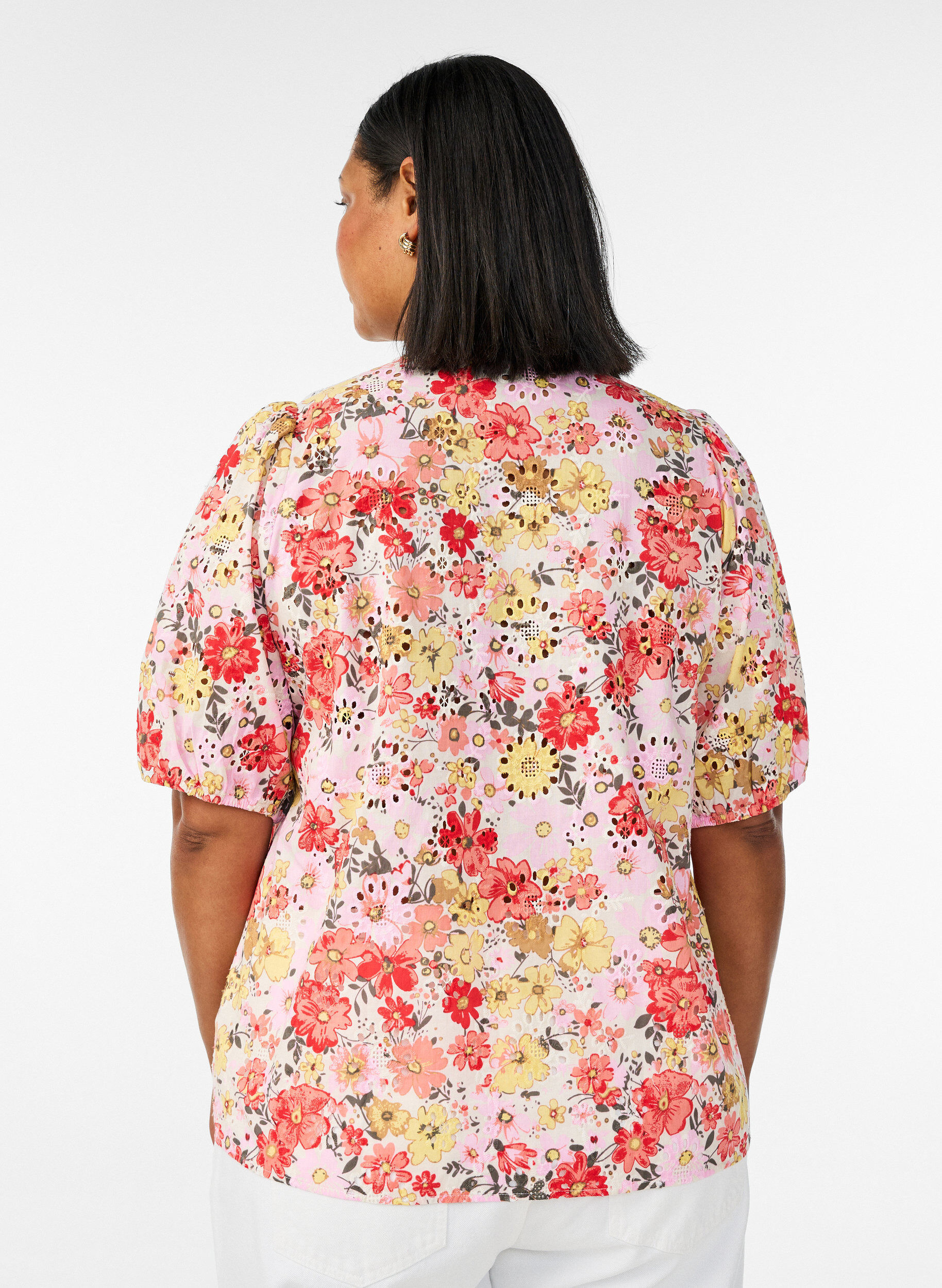 ZizziBlomstret bluse med hulm&oslash;nster og V-udsk&aelig;ring, Lyser&oslash;d, Model image number 2