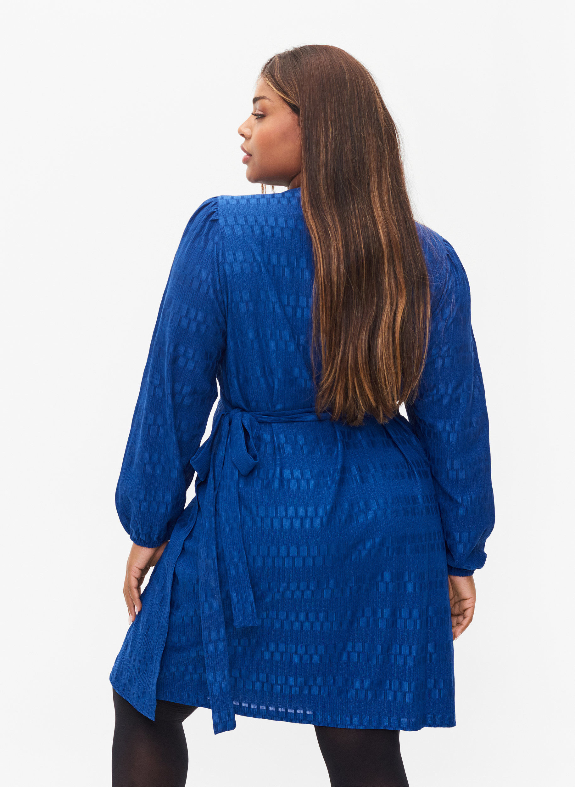 Zizzi Wrapkjole med lange &aelig;rmer og strukturm&oslash;nster, Surf the web, Model image number 1