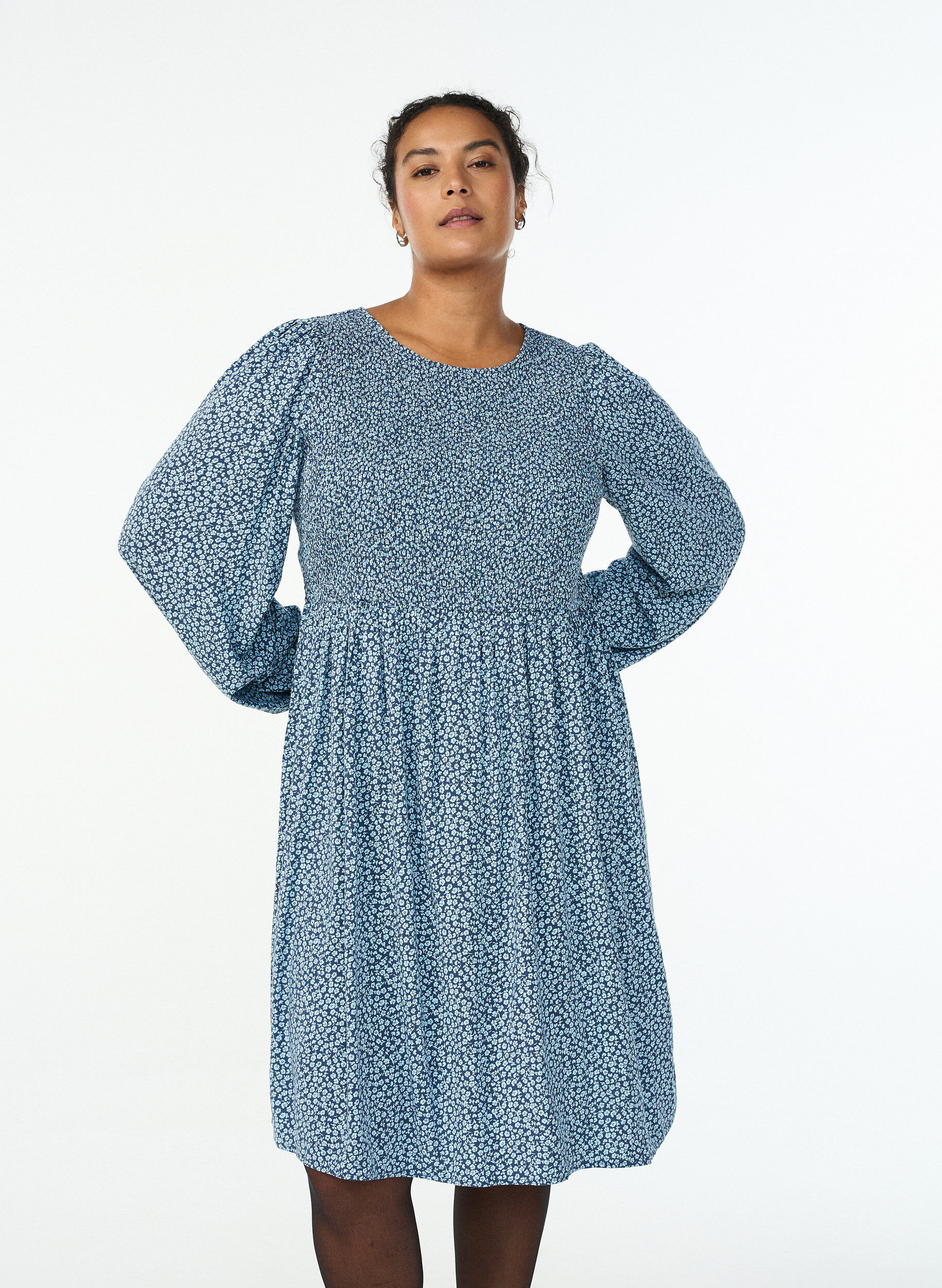 ZizziKjole med smock-overdel og sm&aring;blomstret m&oslash;nster, Bl&aring;, Model image number 0