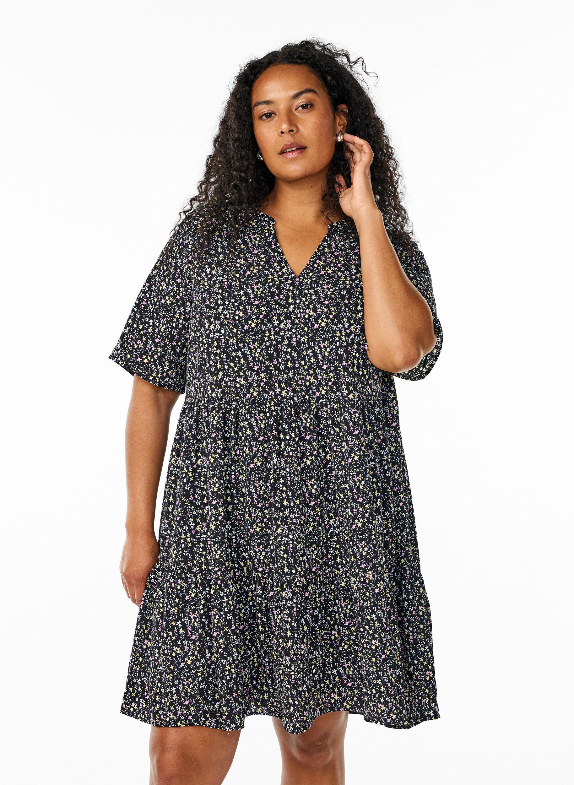 Zizzi Kort&aelig;rmet kjole med a-snit og sk&aelig;ringer, Sort, Model image number 0