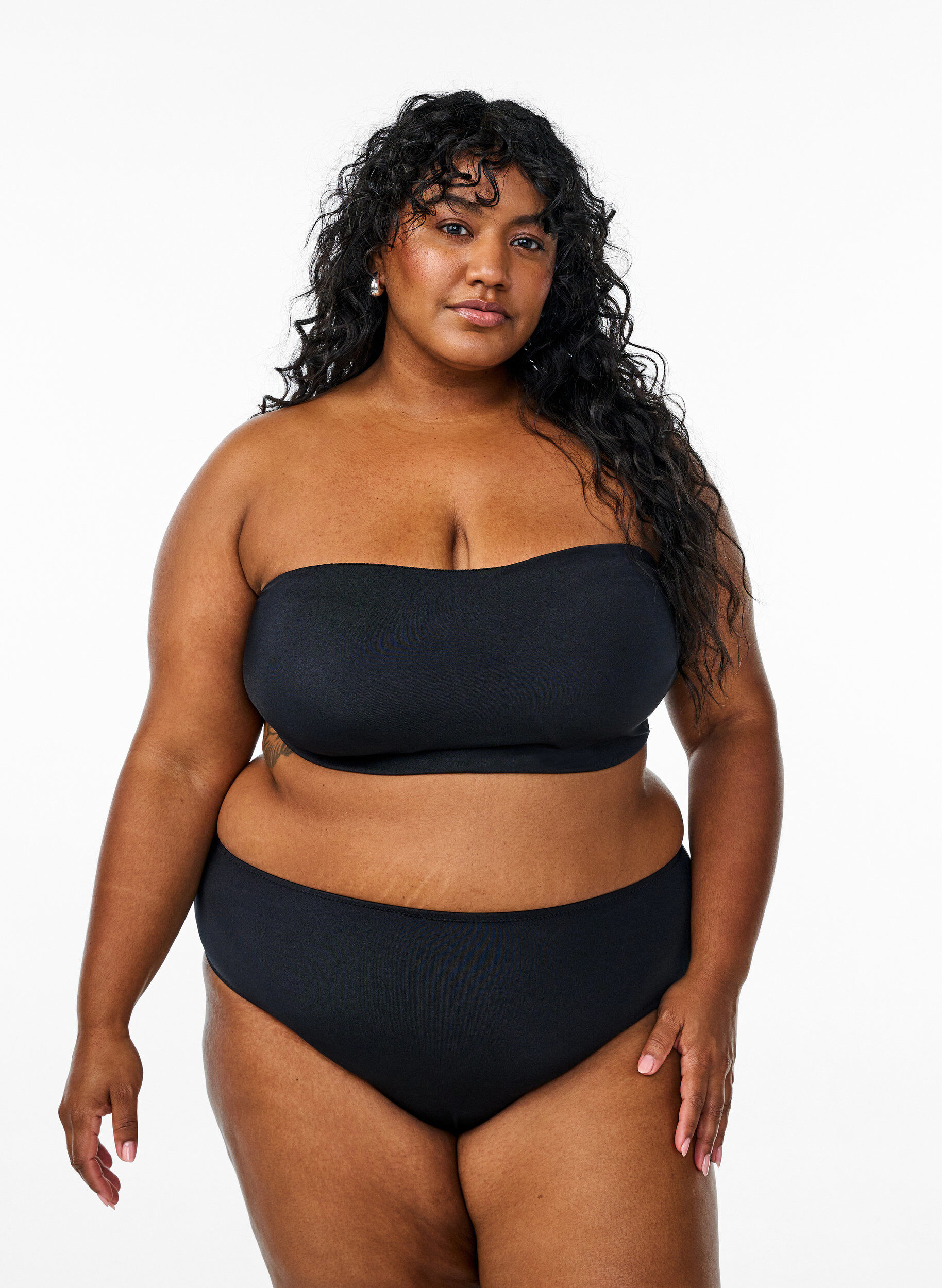 Zizzi Ensfarvet bandeau-bikinitop, Sort, Model image number 1