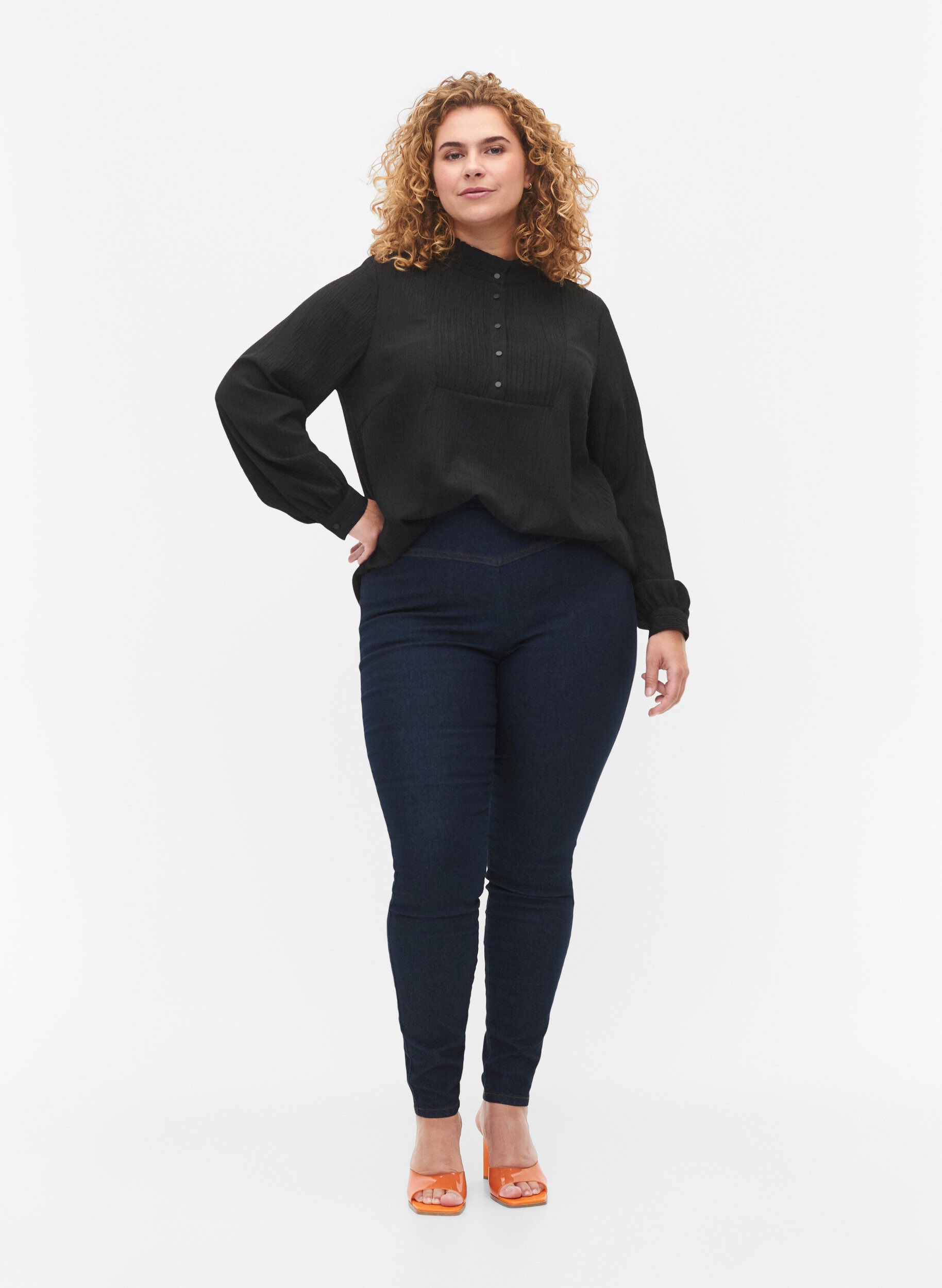 Zizzi Lang&aelig;rmet bluse med fl&aelig;sekrave, Black, Model image number 2
