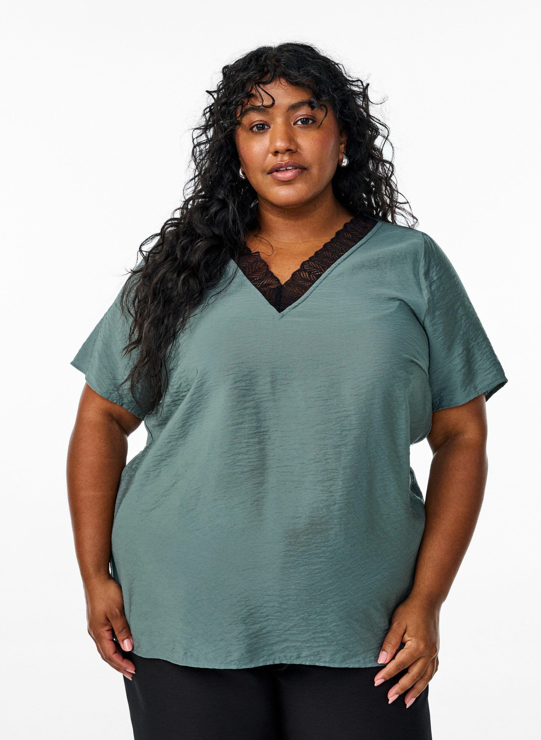 Zizzi Kort&aelig;rmet bluse i viskose med blondekant, Gr&oslash;n, Model image number 0