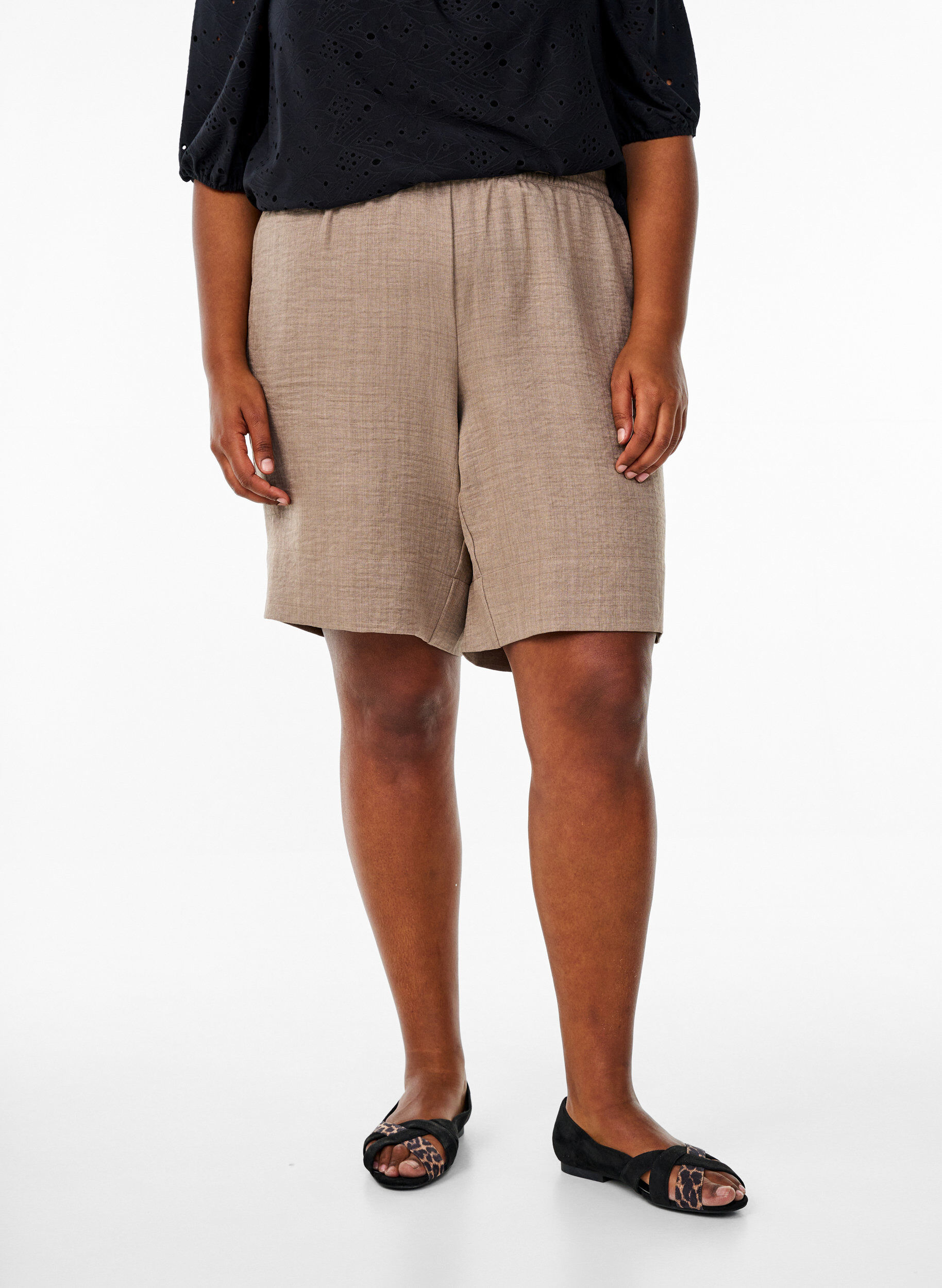 Zizzi Shorts med lommer og h&oslash;j talje, Brun, Model image number 3