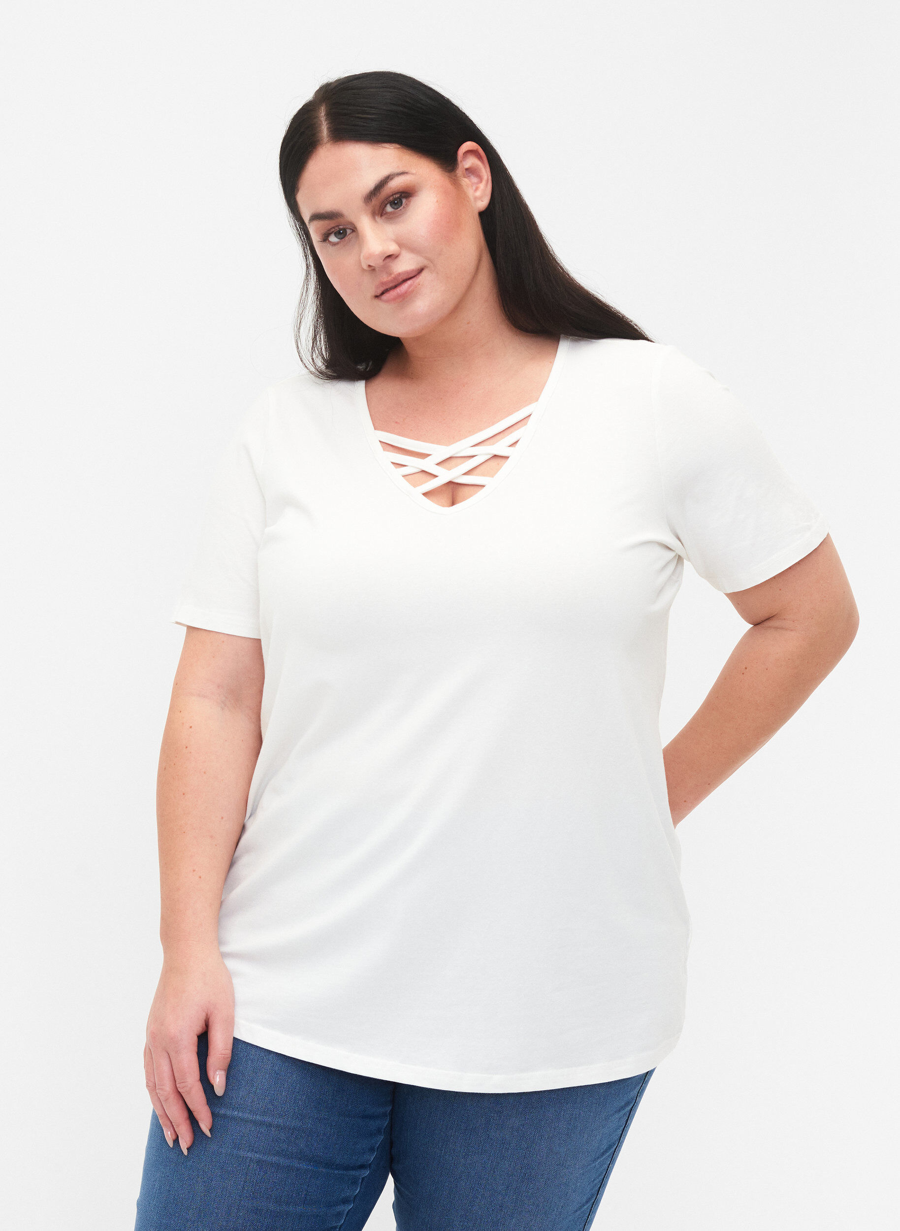 Zizzi T-shirt med v-udsk&aelig;ring og krydsdetalje, Warm Off-white, Model image number 0