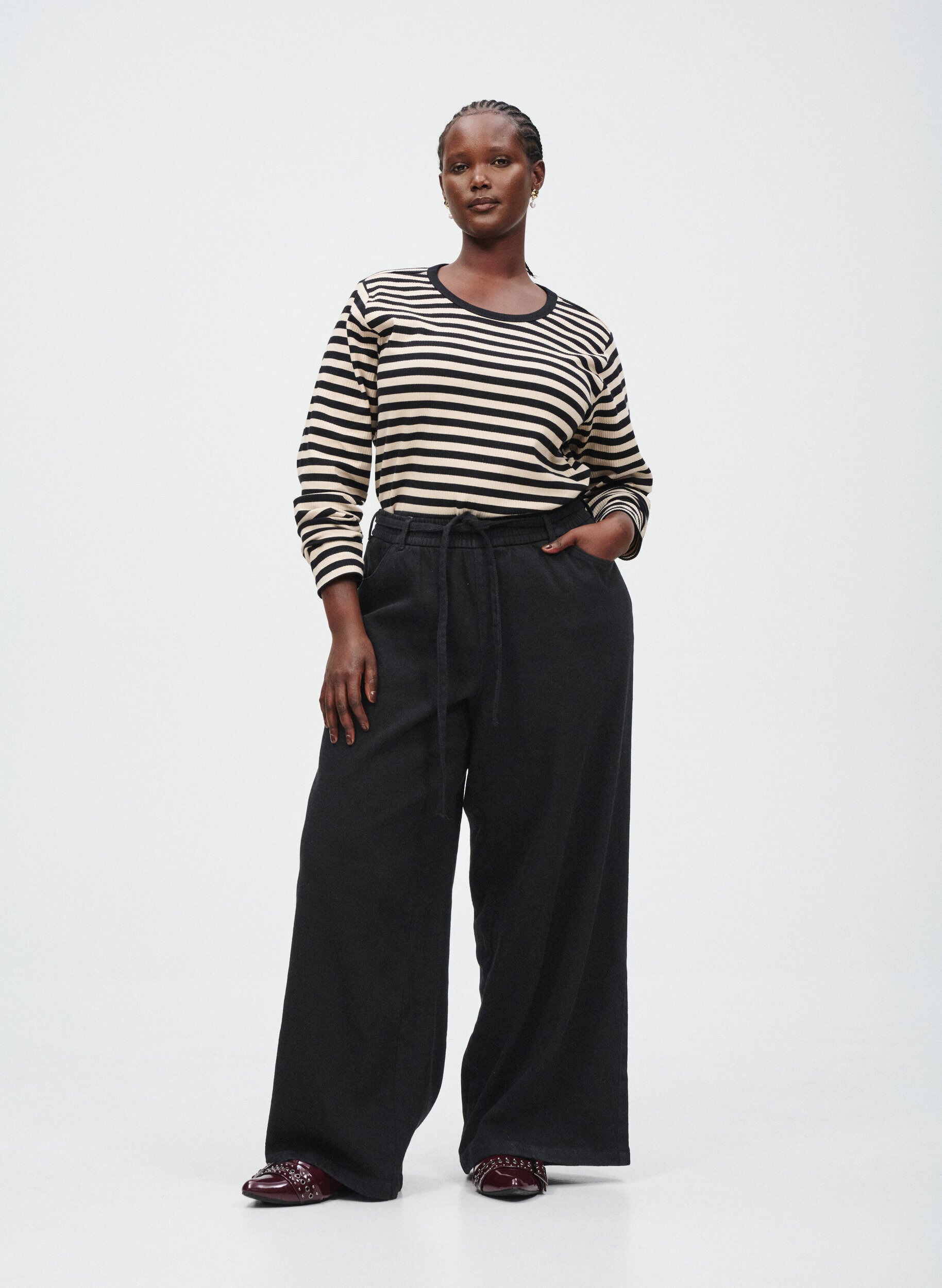 ZizziLoose fit jeans med elastisk talje og bindeb&aring;nd, Sort, Image image number 0