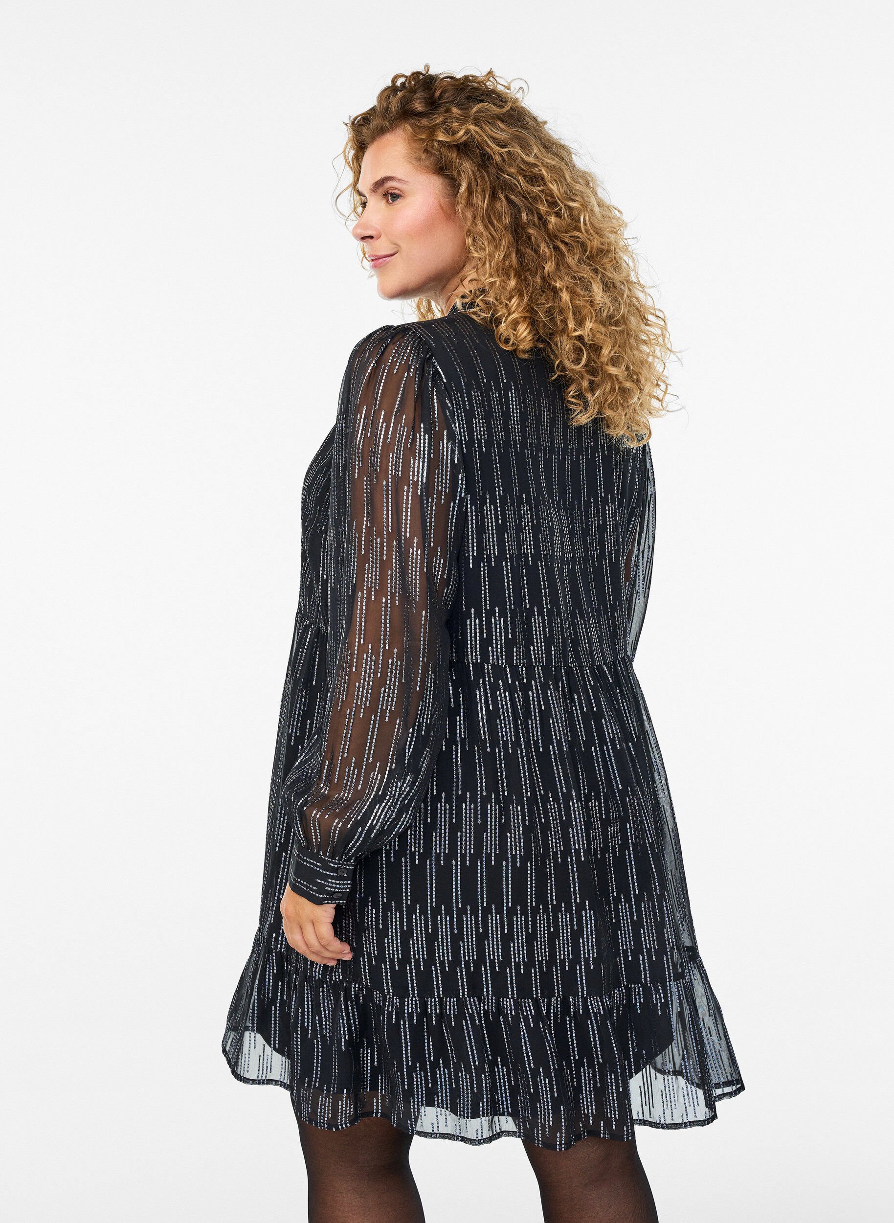 Zizzi Kort festkjole med glitrende m&oslash;nster, Sort, Model image number 2