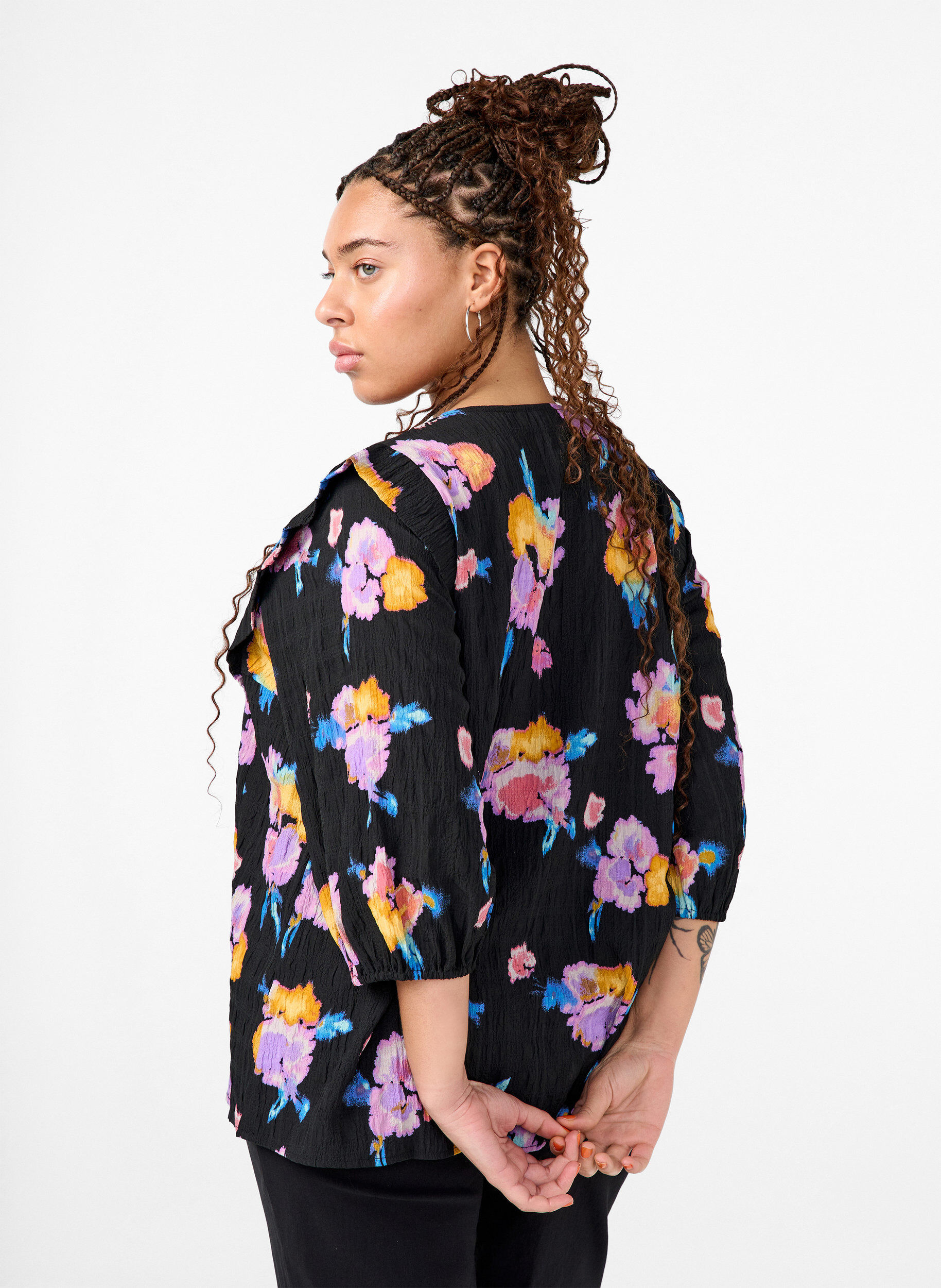 Zizzi Blomstret bluse med rund hals og lynl&aring;s, Sort, Model image number 1