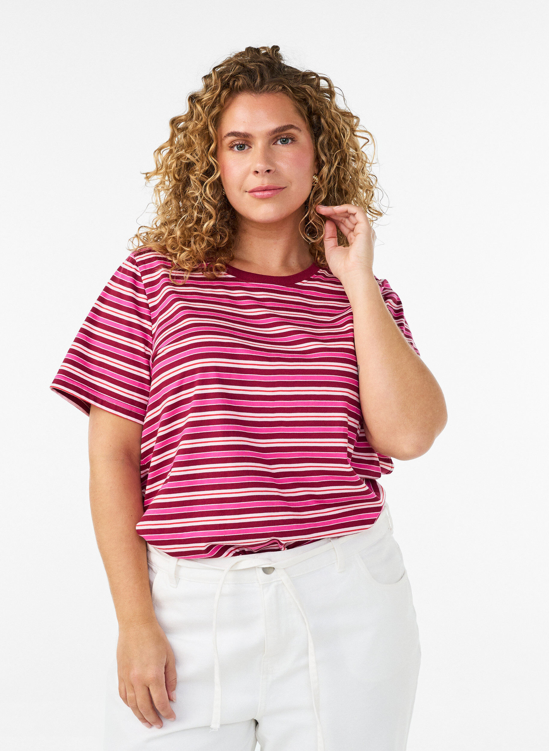 Stribet T-shirt i &oslash;kologisk bomuld, R&oslash;d, Model