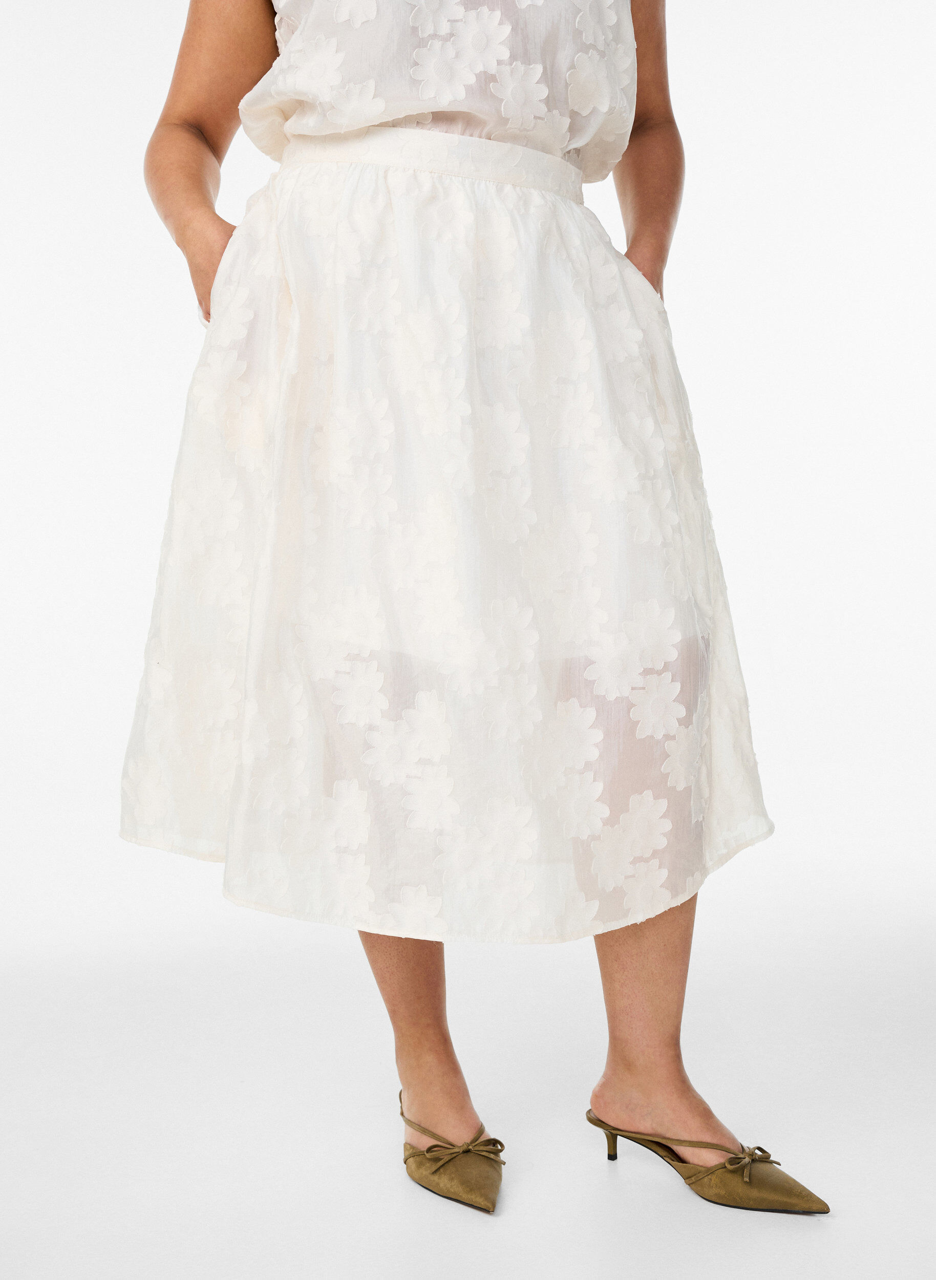 Zizzi Midi nederdel i jacquard med blomsterm&oslash;nster, Vanilla, Model image number 2