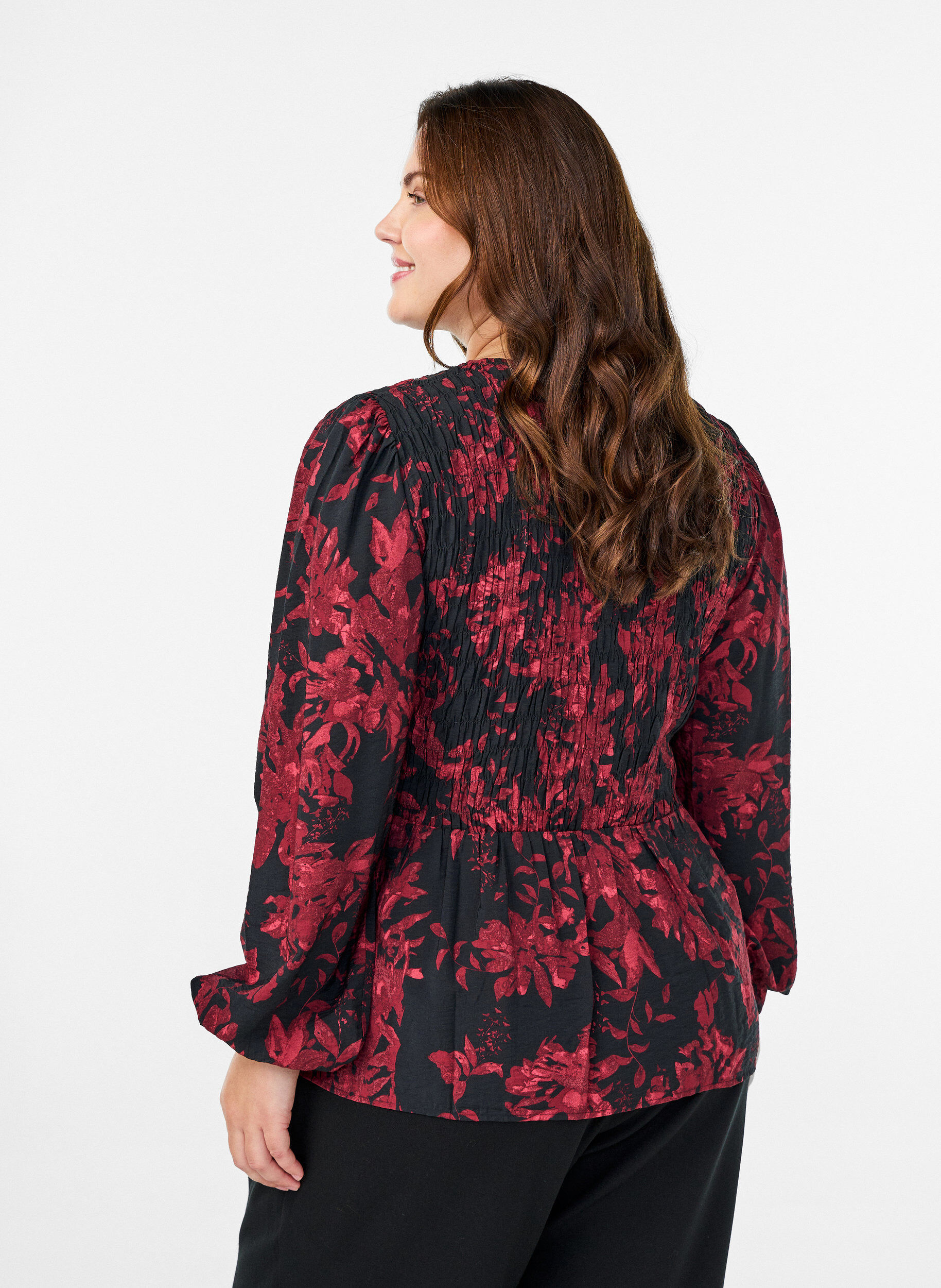 Zizzi Bluse med smock og lange &aelig;rmer, Sort, Model image number 2