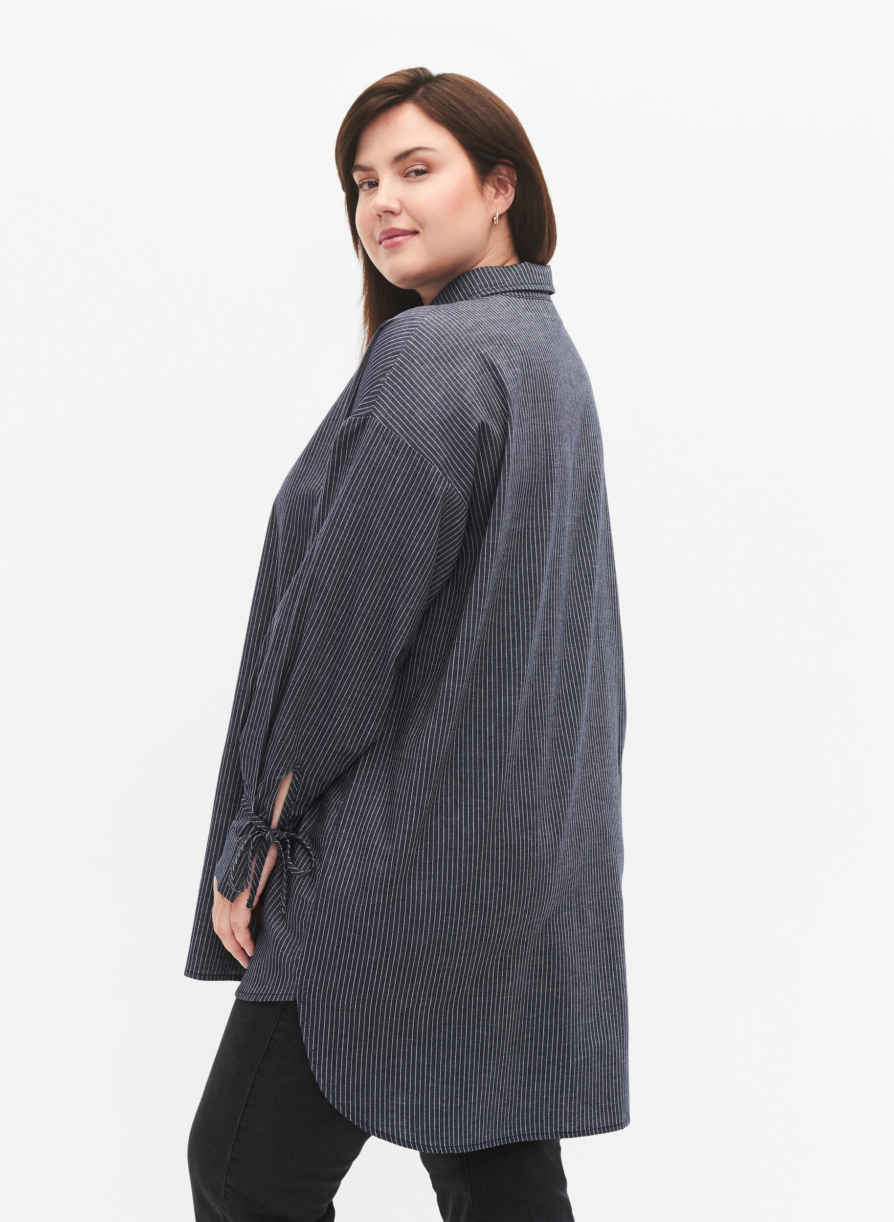 Zizzi Skjorte med bindedetalje p&aring; &aelig;rmet, Navy Stripe, Model image number 1