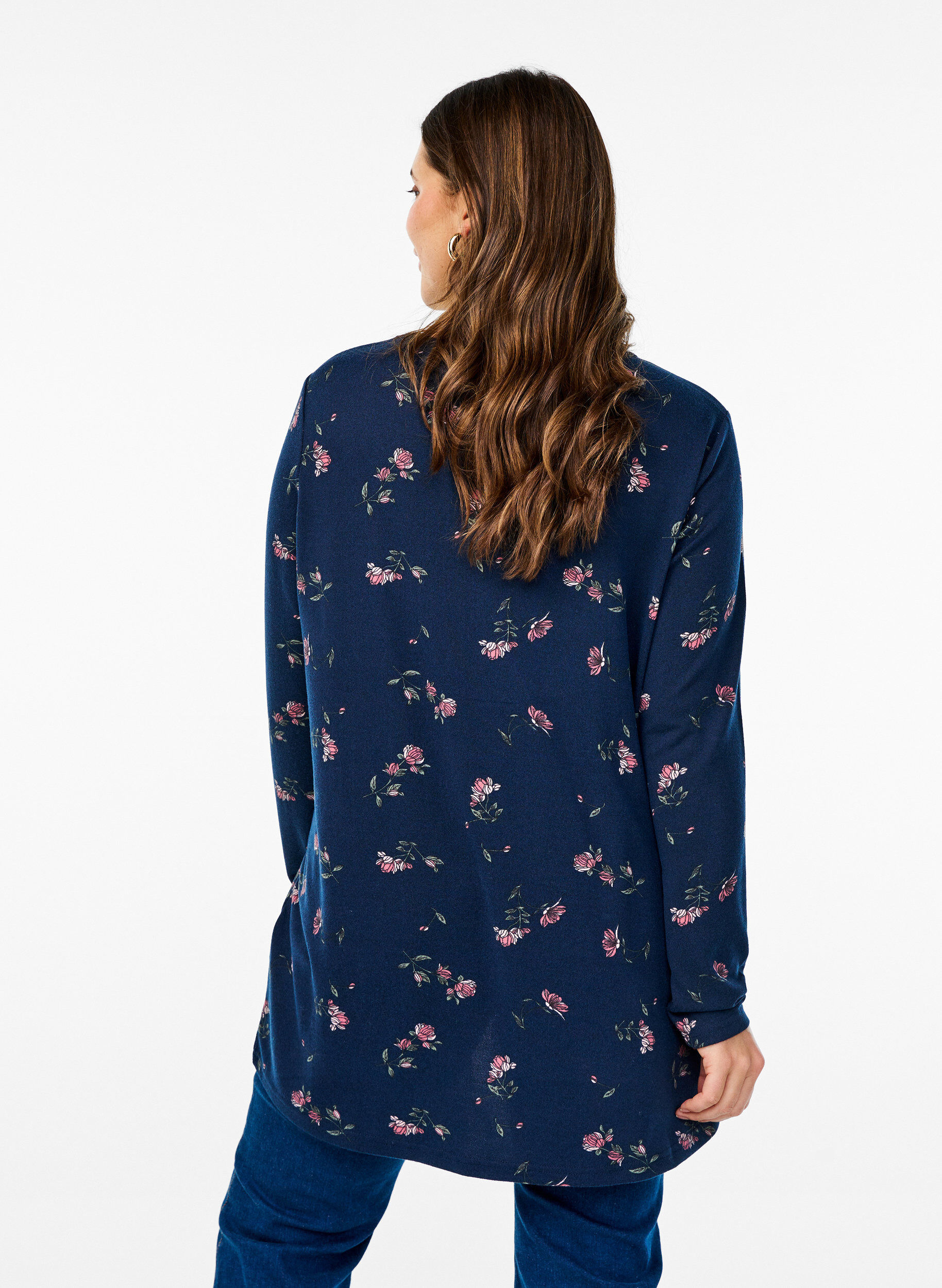 Zizzi Blomstret bluse med lange &aelig;rmer, Bl&aring;, Model image number 2