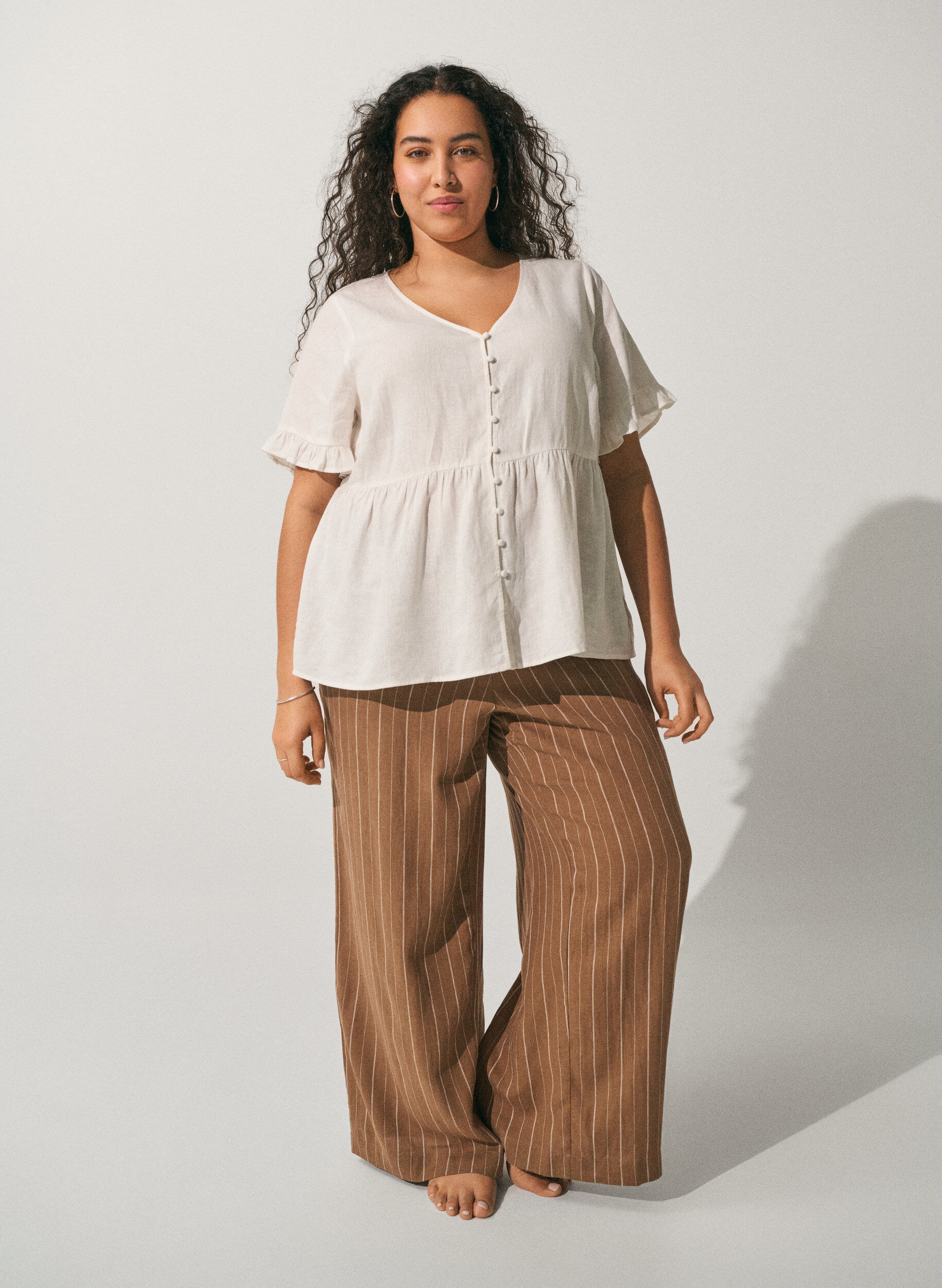 Zizzi Bluse i h&oslash;r og viskose med V-udsk&aelig;ring og knaplukning, Hvid, Image image number 0