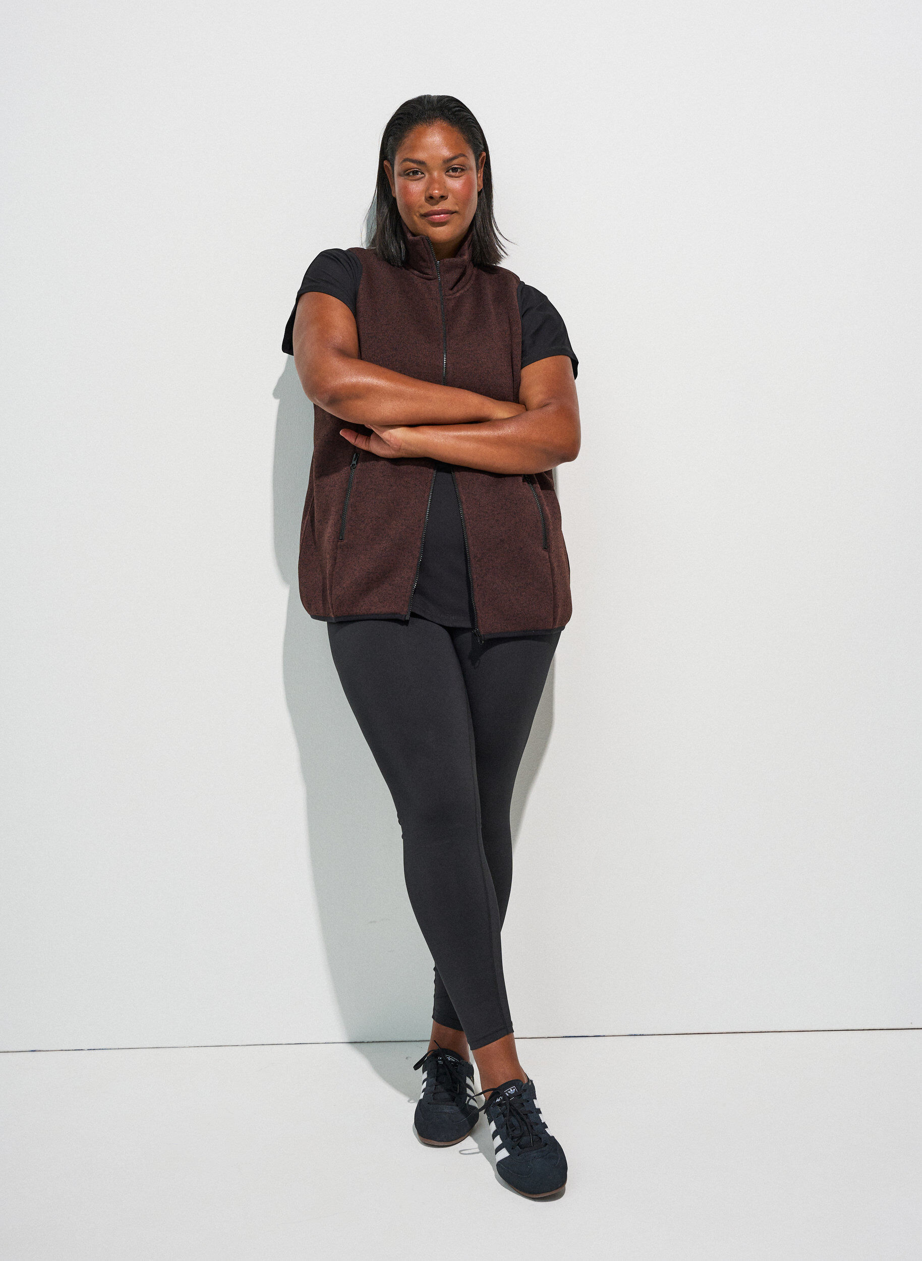 Vest med h&oslash;j hals og lynl&aring;s, Brun, Model