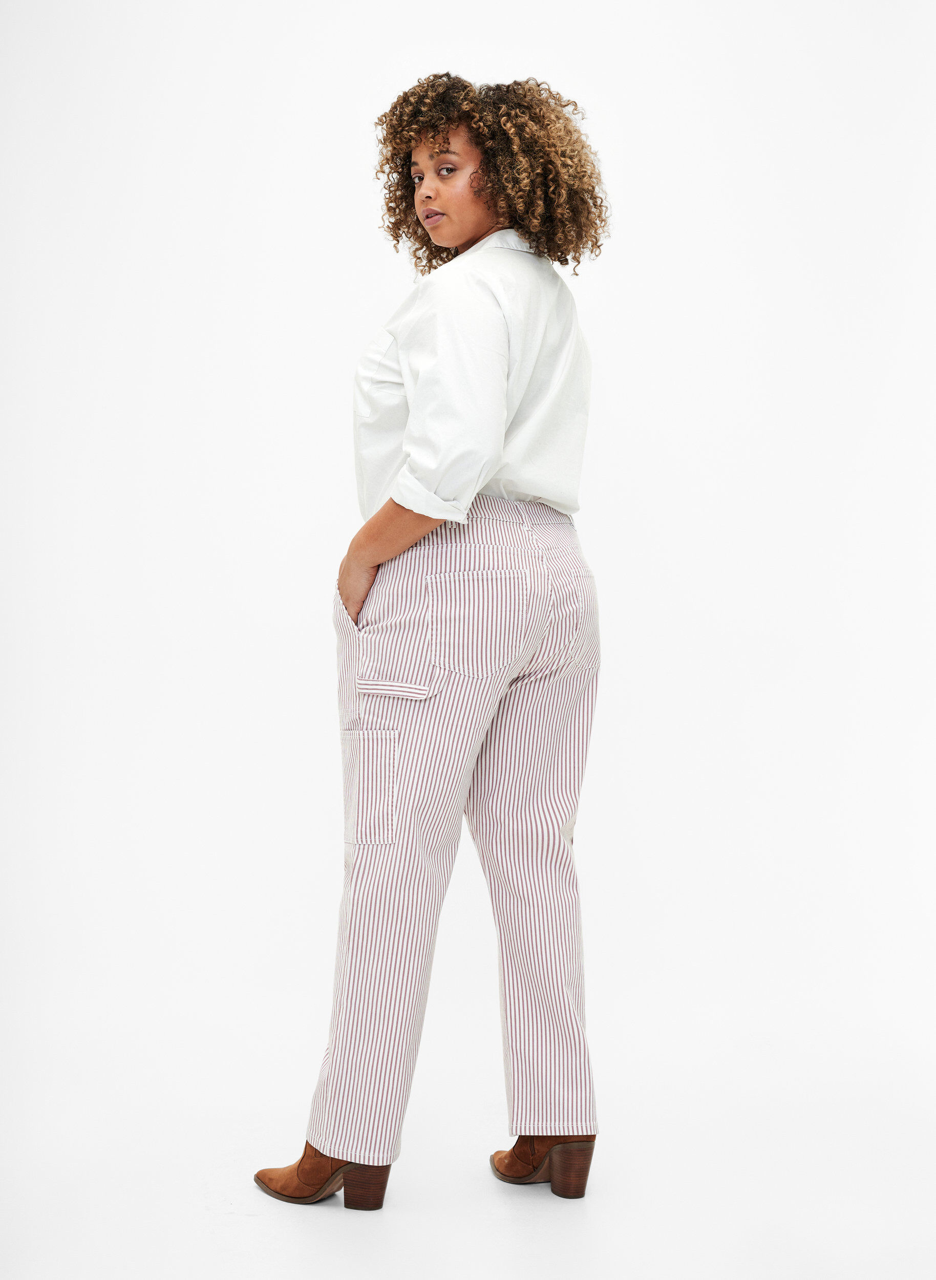 Zizzi Stribede cargo jeans med straight fit, Rose White Stripe, Model image number 1