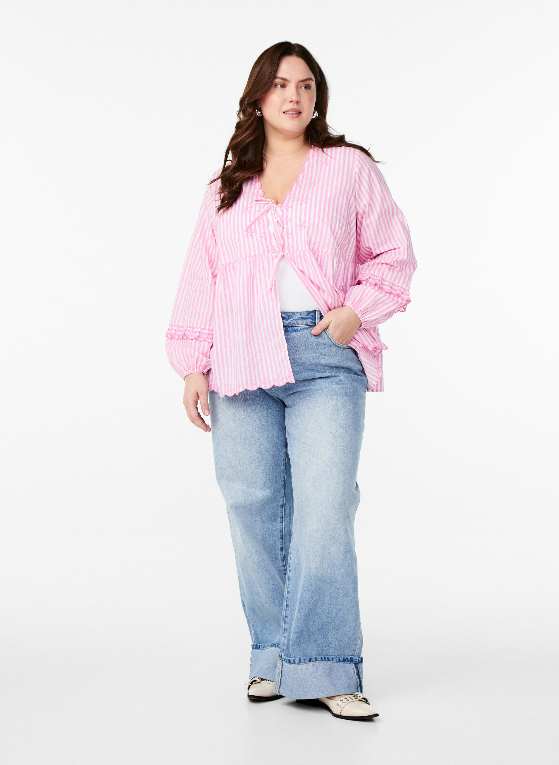 Zizzi Stribet bluse med &aring;ben front og broderidetaljer, Lyser&oslash;d, Model image number 1