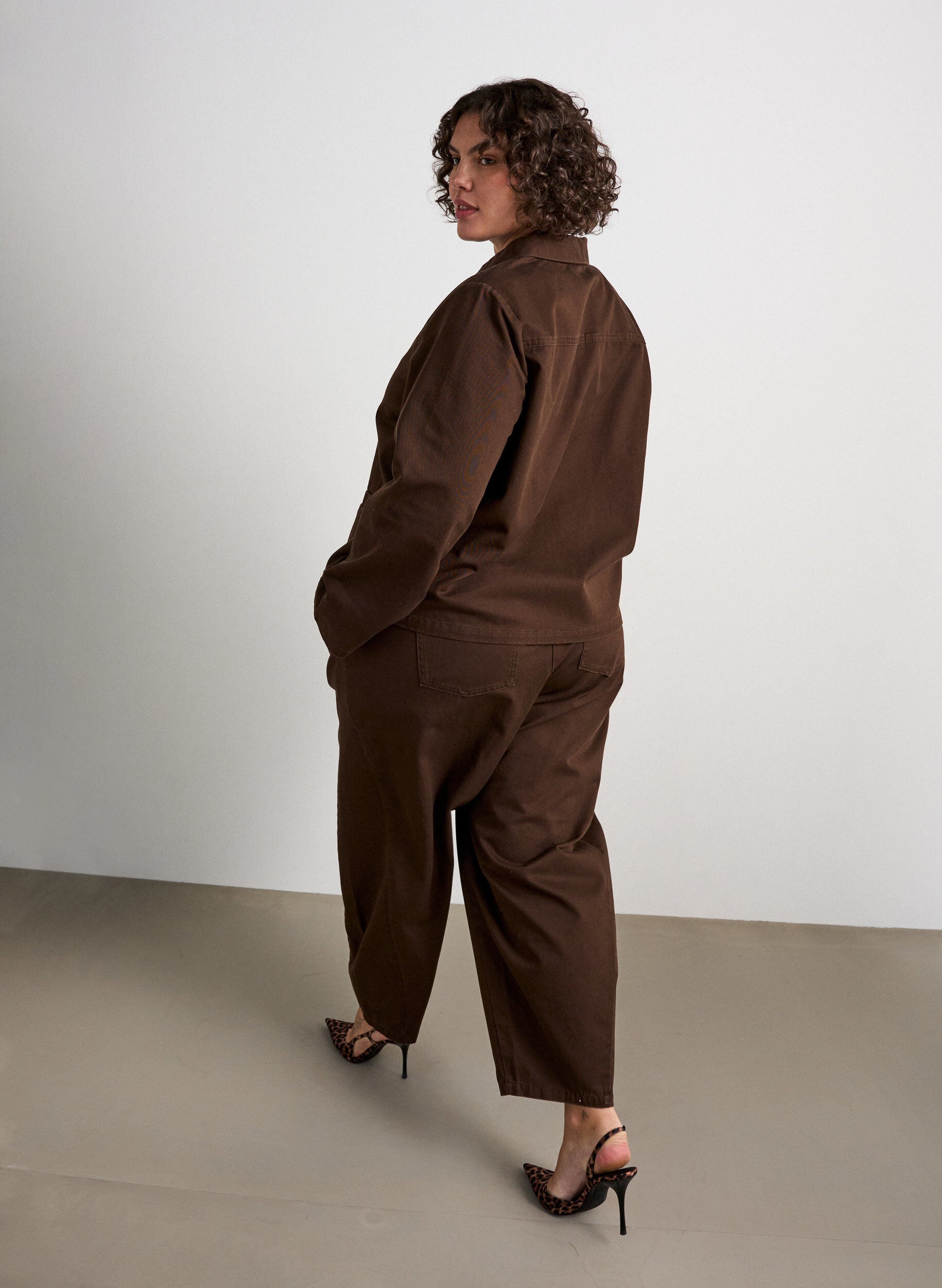 ZizziBarrel jeans med h&oslash;j talje og elastisk linning, Brun, Model image number 1