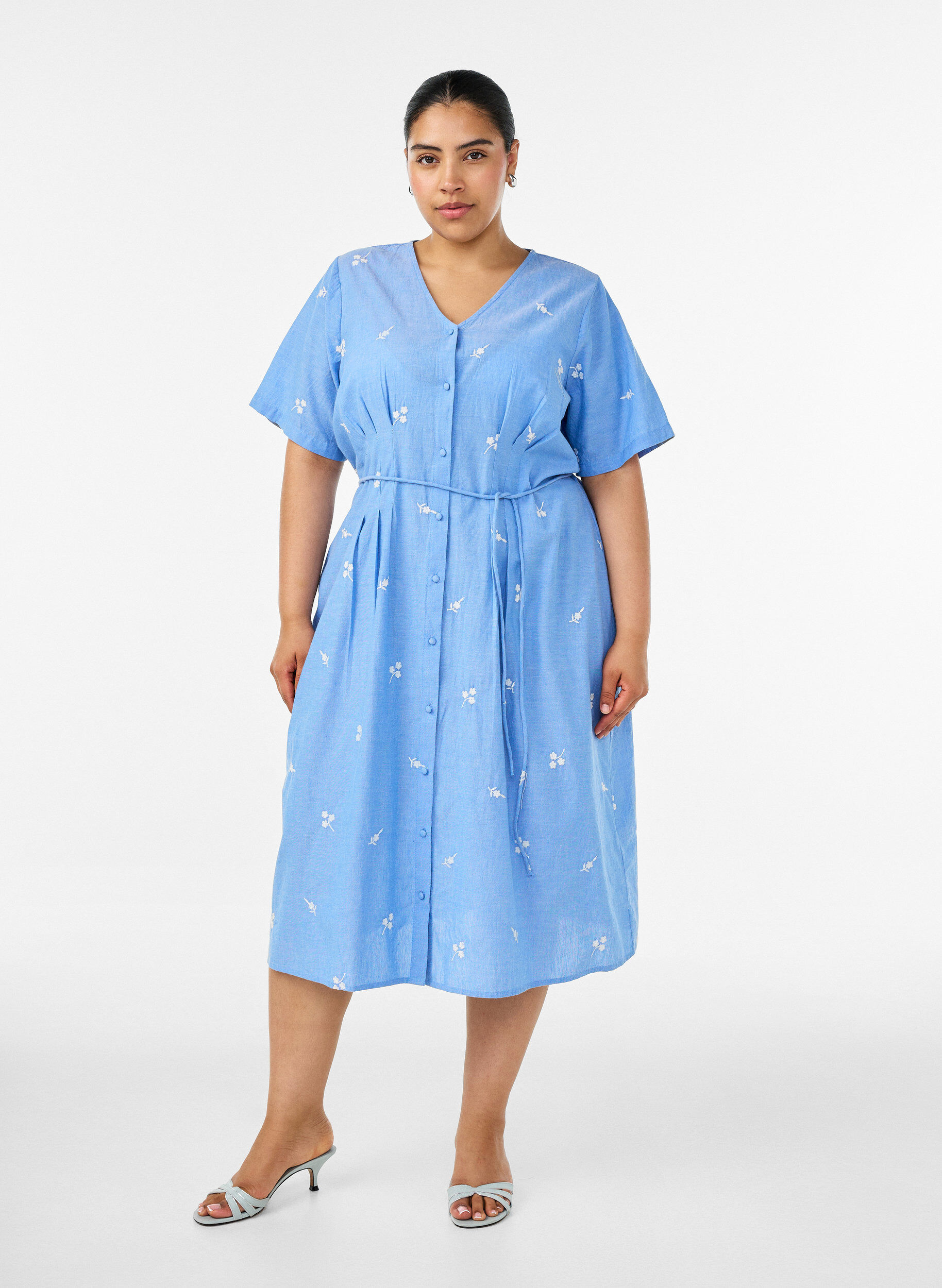 Skjortekjole i bomuld med broderede blomster, Bl&aring;, Model