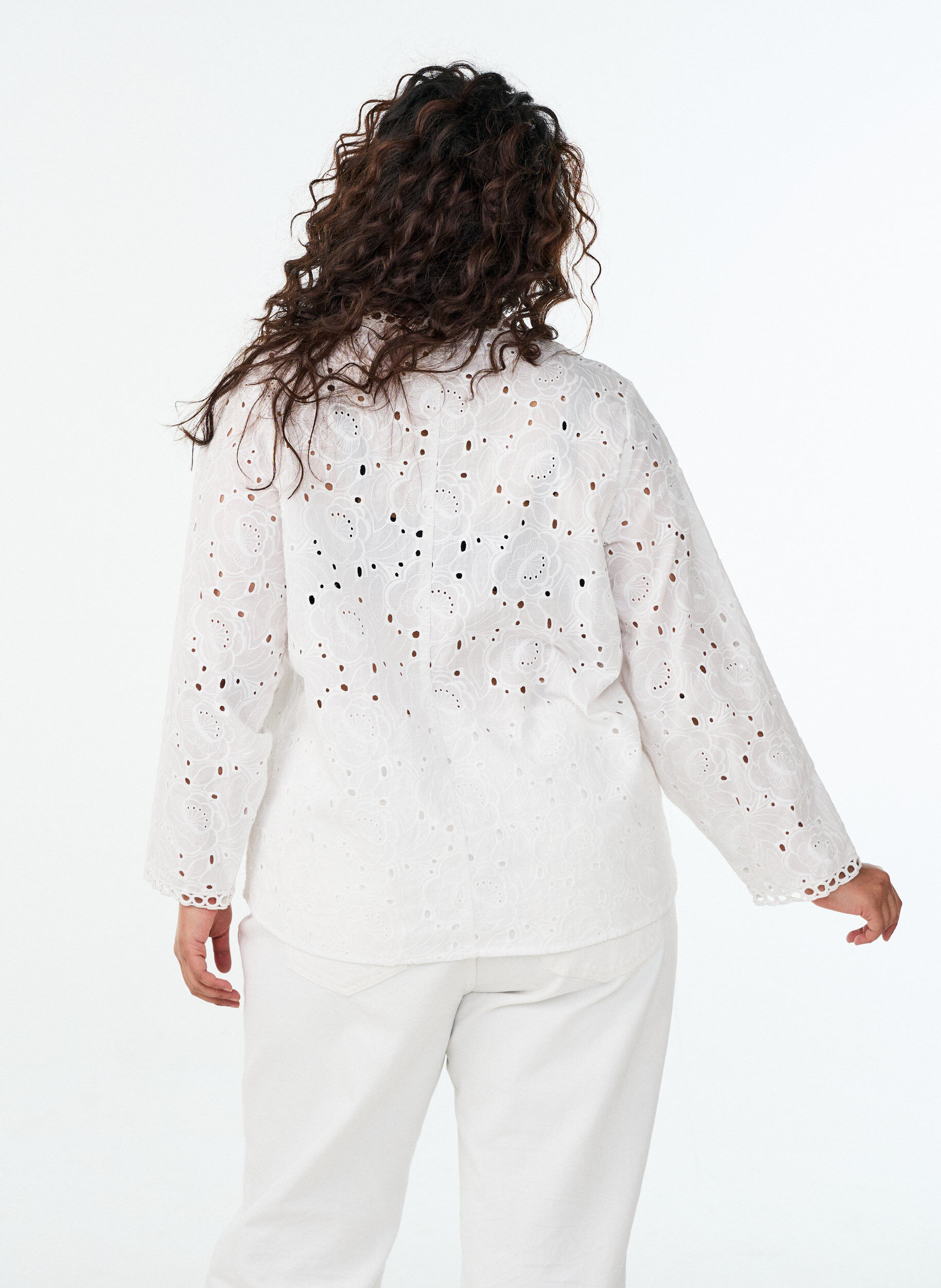Zizzi Lang&aelig;rmet bluse i bomuld med broderie anglaise, Hvid, Model image number 2