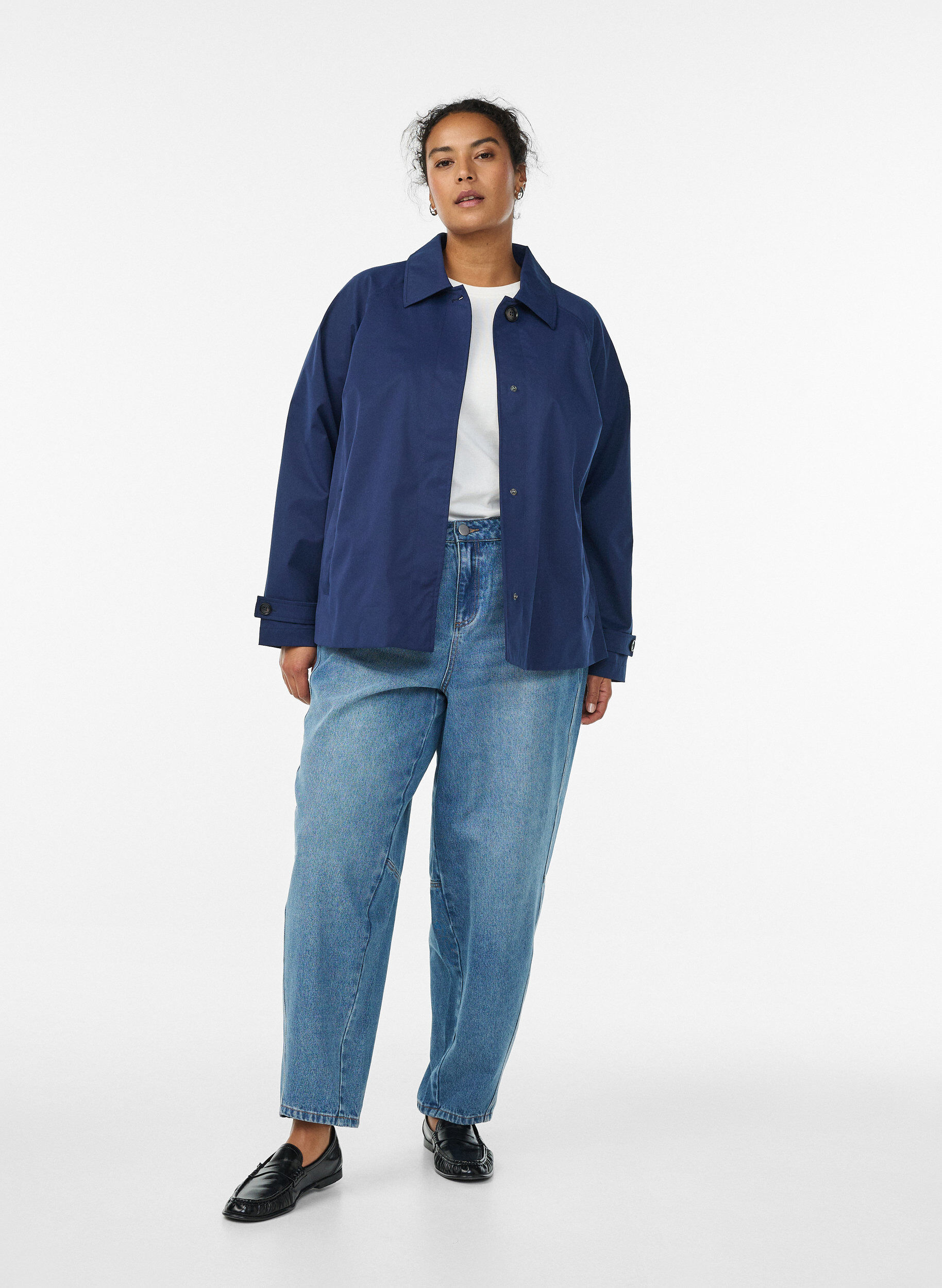 Zizzi Kort trenchcoat med krave og raglan&aelig;rmer, Bl&aring;, Model image number 1