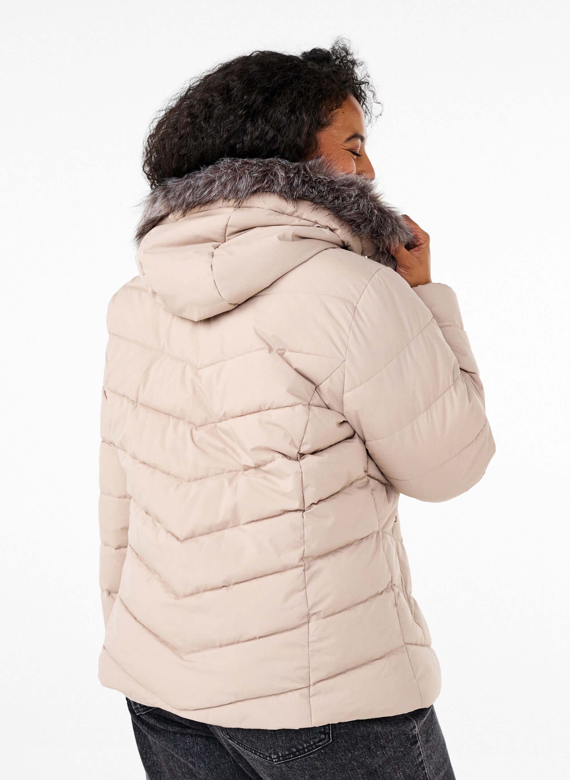 ZizziKort pufferjakke med h&aelig;tte, Beige, Model image number 2