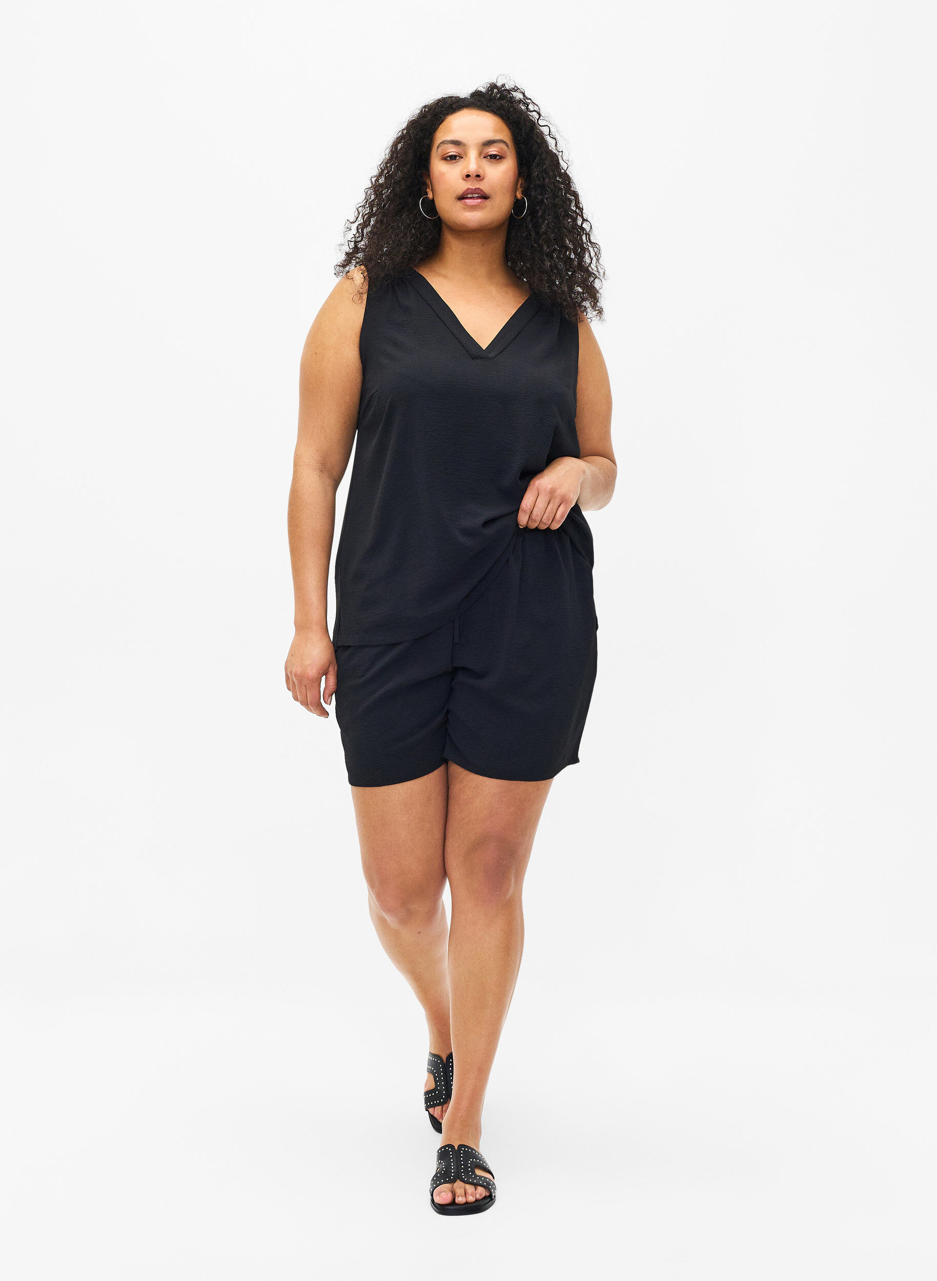 Zizzi Shorts med lommer og elastik i taljen, Sort, Model image number 1