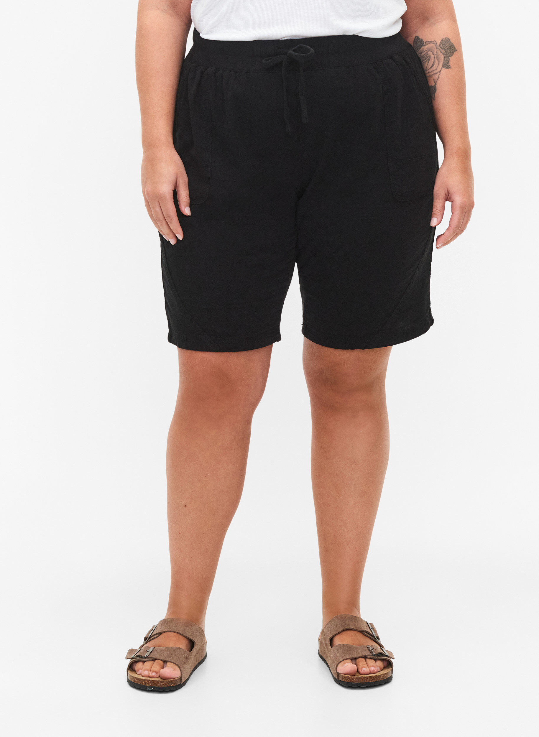 Zizzi L&oslash;se shorts i bomuld med lommer, Sort, Model image number 4