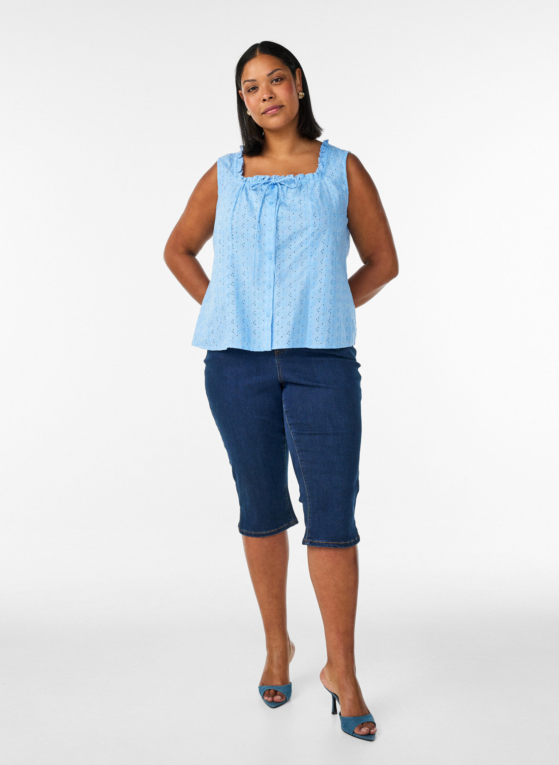 Zizzi&AElig;rmel&oslash;s bluse med broderie anglaise og fl&aelig;ser, Bl&aring;, Model image number 1