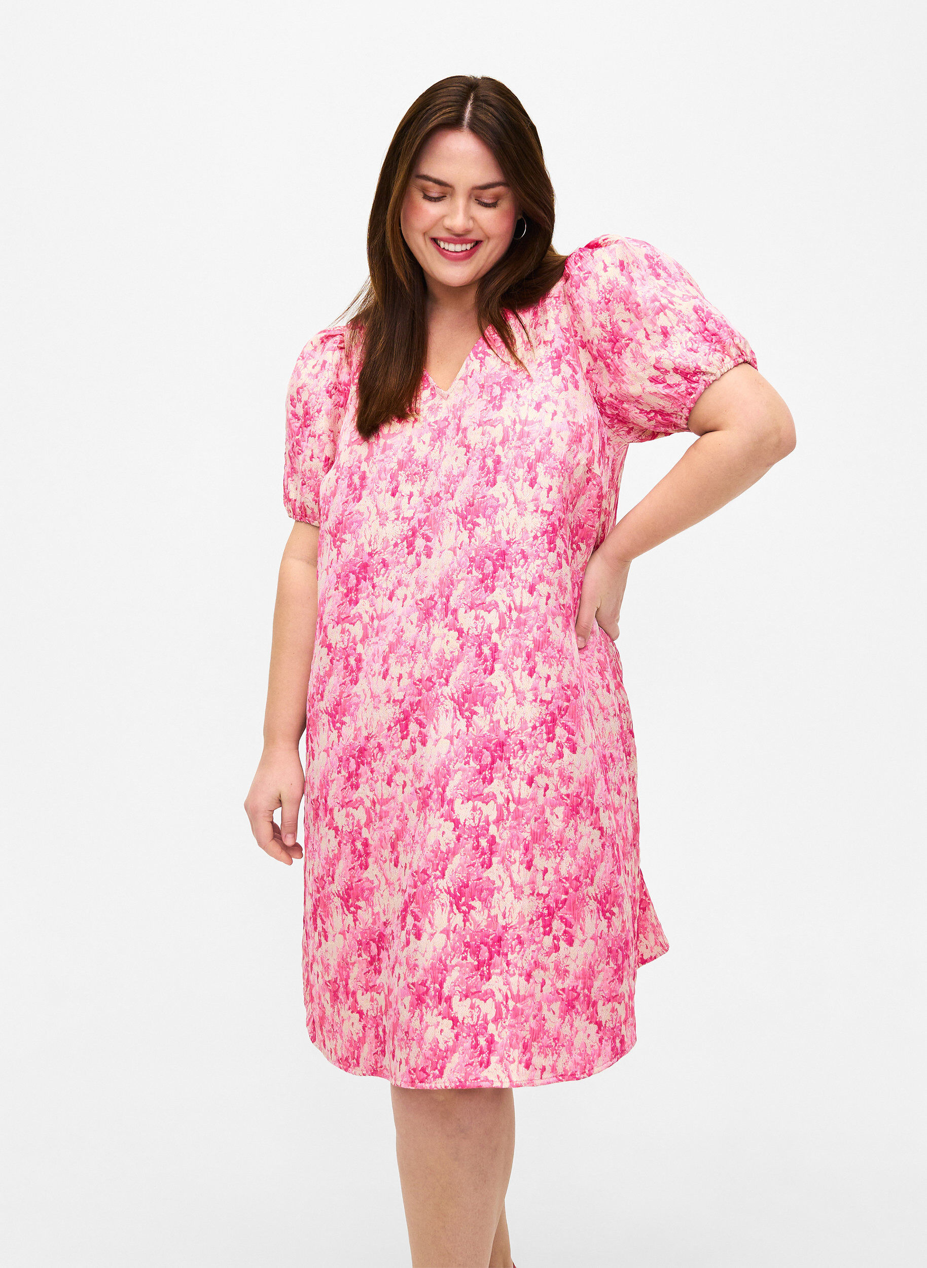 Zizzi Jacquard kjole med korte puf&aelig;rmer, Chateau Rose AOP, Model image number 0