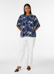 Kort&aelig;rmet bluse med broderet m&oslash;nster, Bl&aring;, Model image number 1