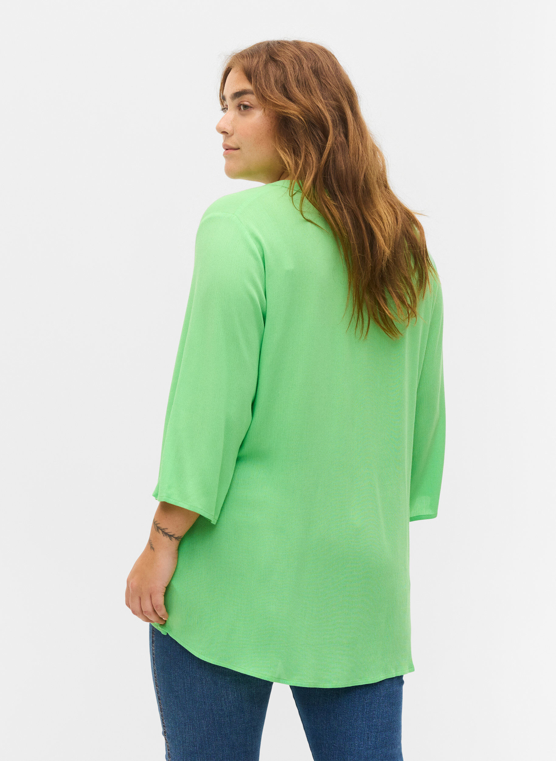 Zizzi Viskose bluse med 3/4 &aelig;rmer og v-udsk&aelig;ring, Summer Green, Model image number 1
