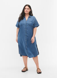 Kortærmet skjortekjole i lyocell (TENCEL™), Medium Blue Denim, Model