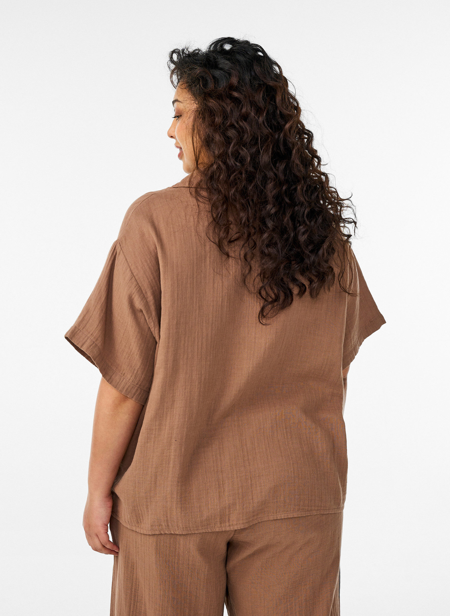 ZizziSkjortebluse i bomuldsmusselin med korte &aelig;rmer, Brun, Model image number 2