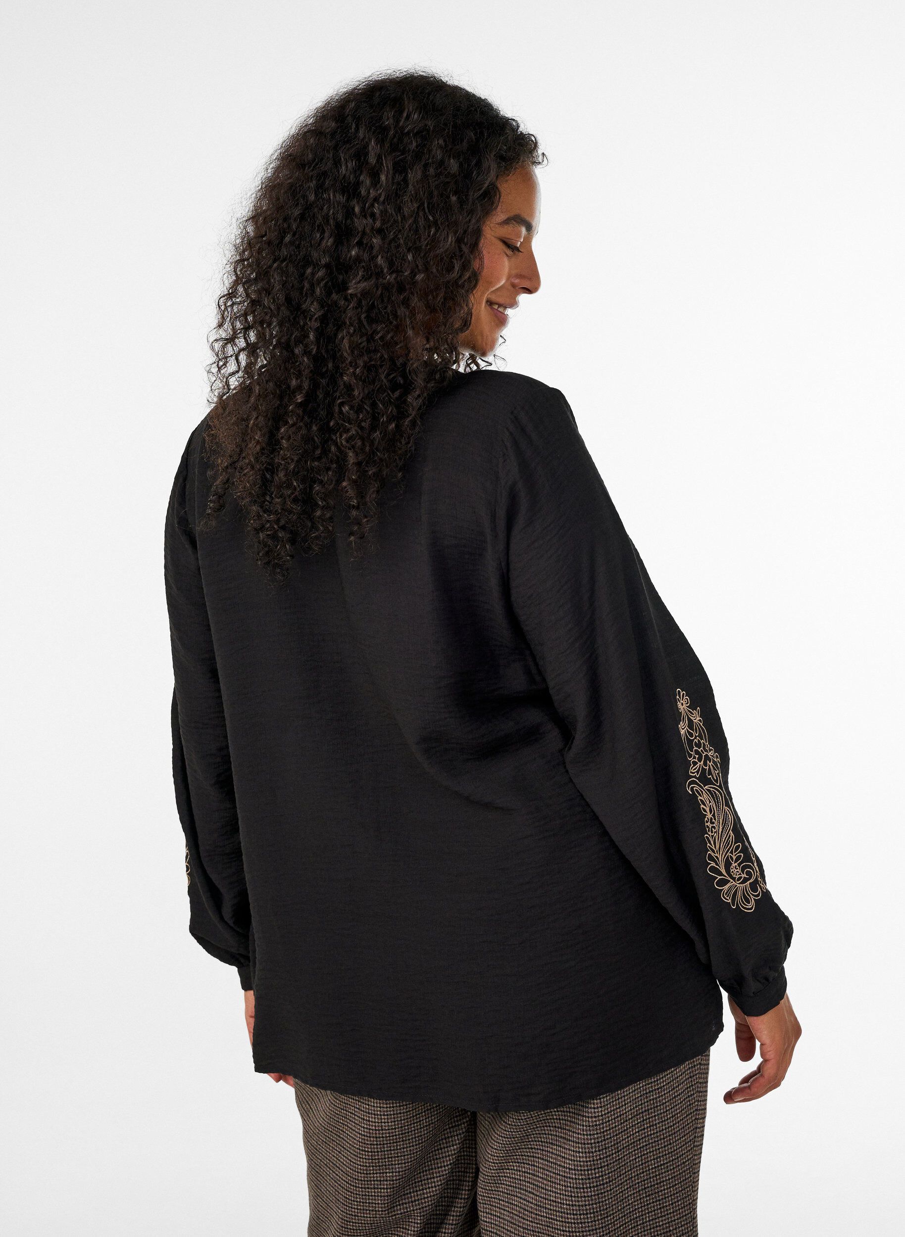 ZizziSkjorte i viskose med broderi p&aring; &aelig;rmer, Sort, Model image number 2