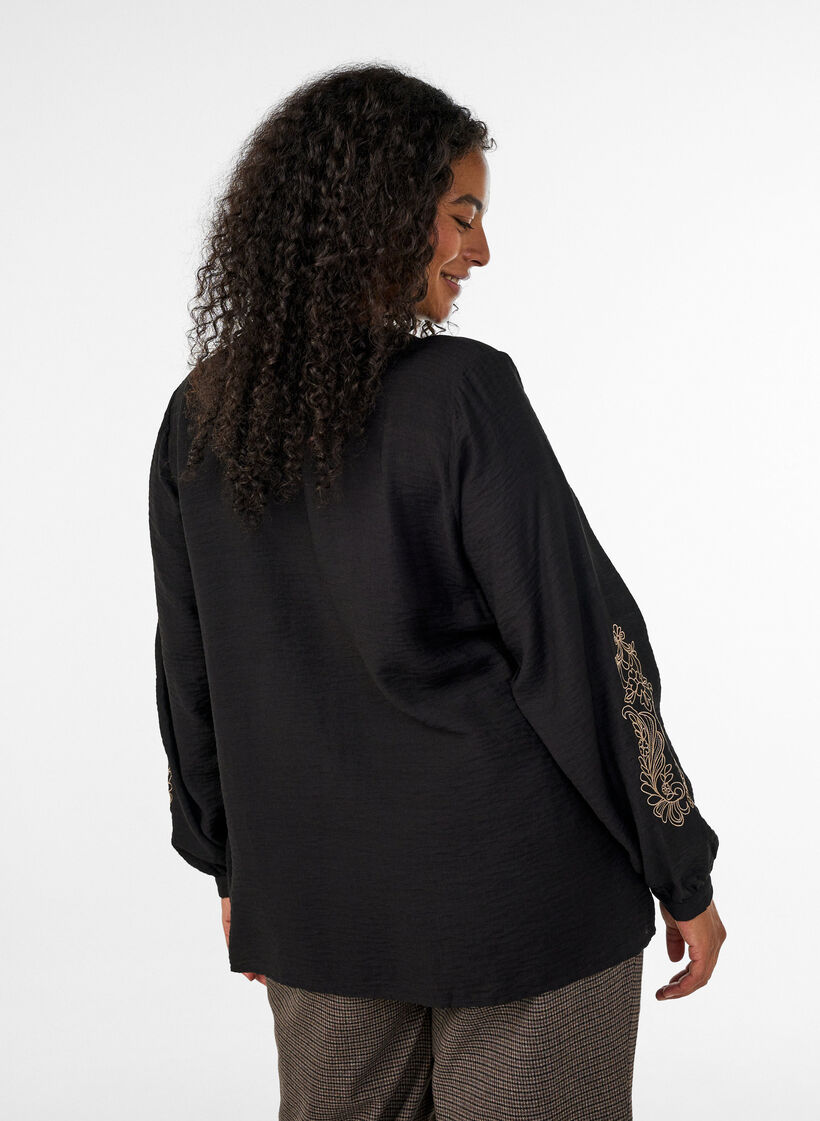 Skjorte i viskose med broderi p&aring; &aelig;rmer, Sort, Model image number 2