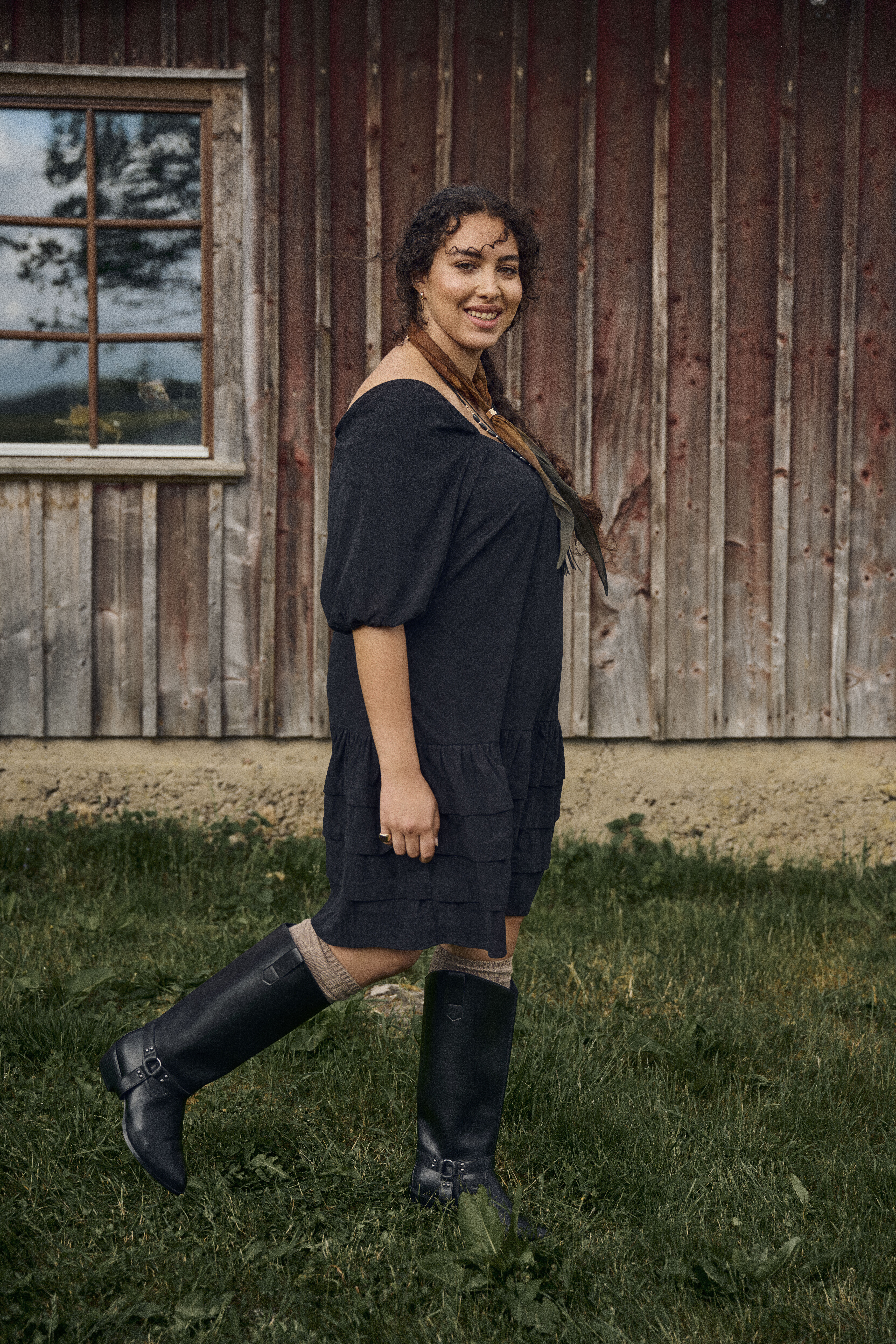 Kjole i fl&oslash;jl med firkantet udsk&aelig;ring, , Model