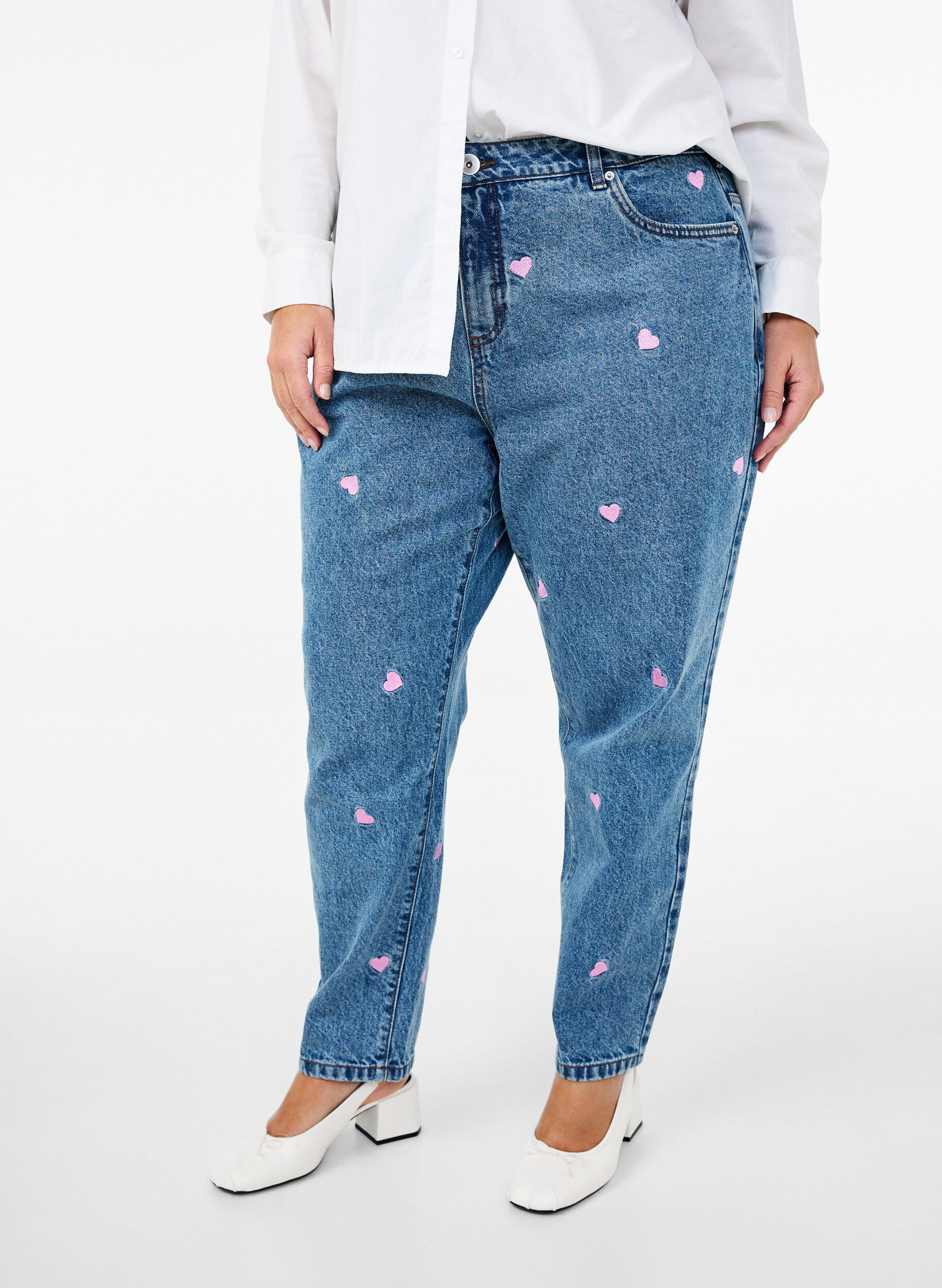 Zizzi Mille mom fit jeans med broderi, Bl&aring;, Model image number 3