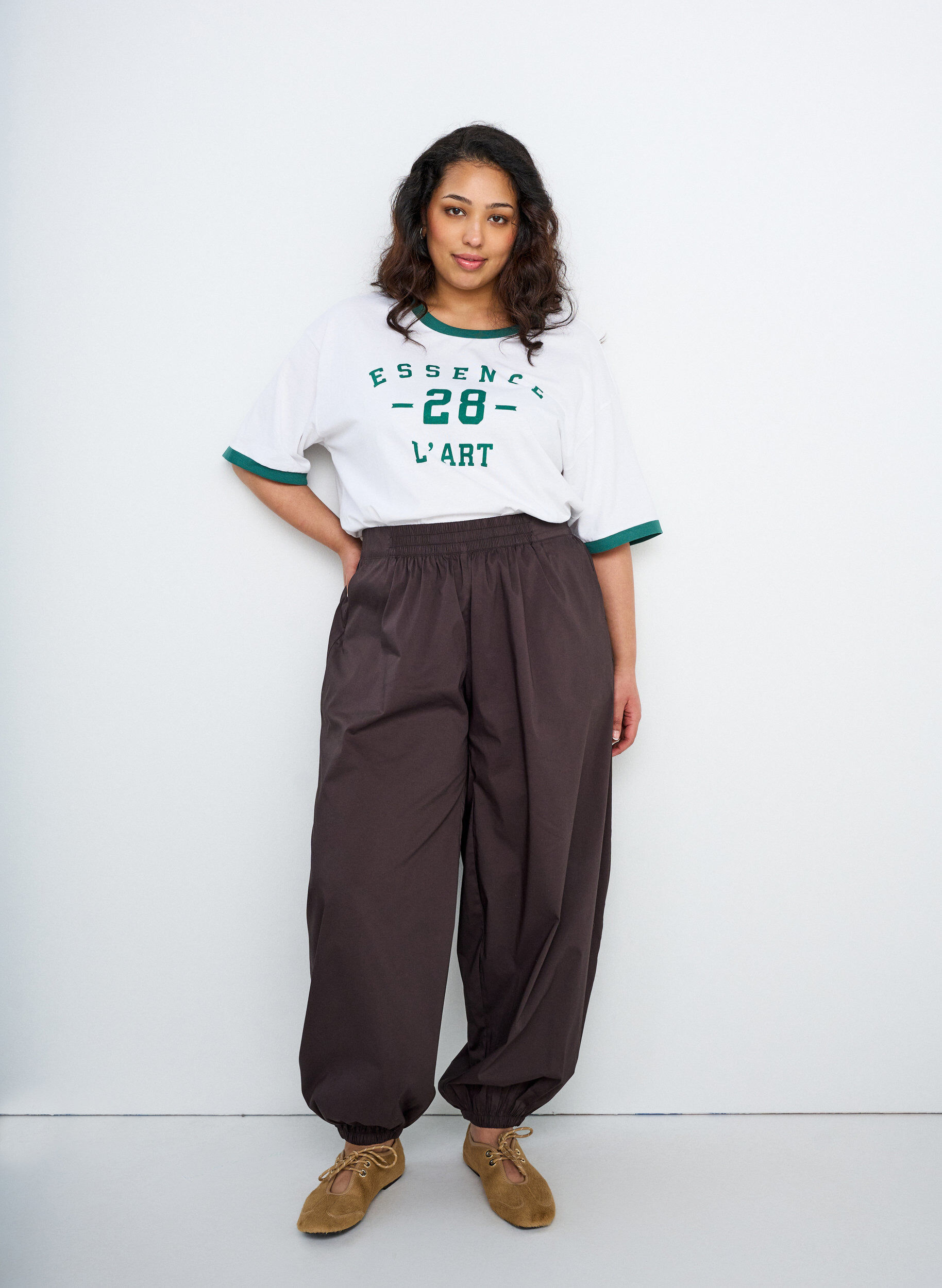 T-shirt i bomuld med tekstmotiv og boxy fit