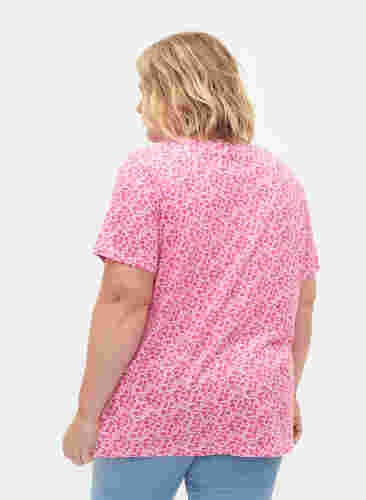 Blomstret bomulds t-shirt med v-hals, Shocking Pink AOP, Model image number 1