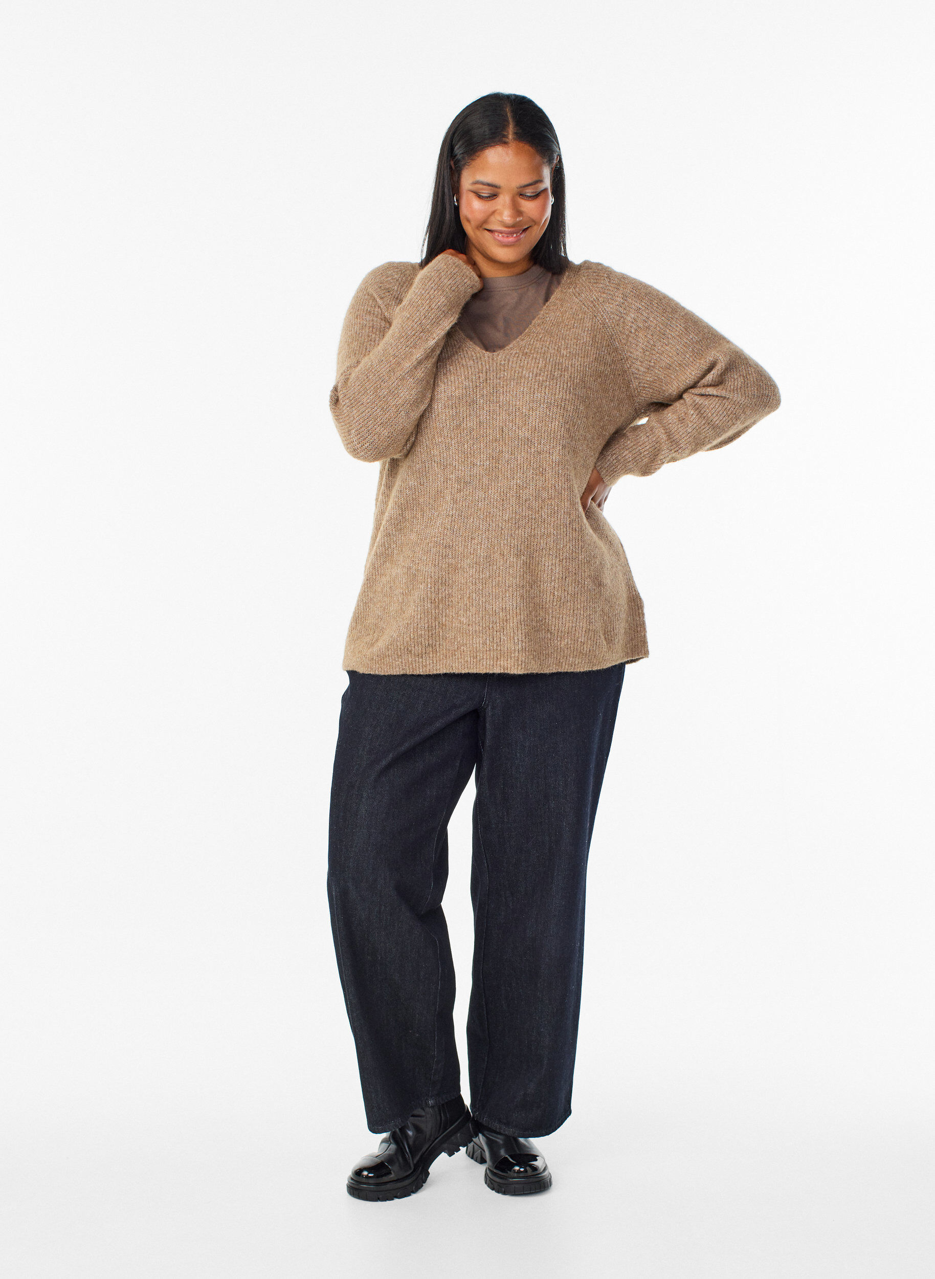 Zizzi Strikbluse med V-hals og raglan&aelig;rmer, Brun, Model image number 1