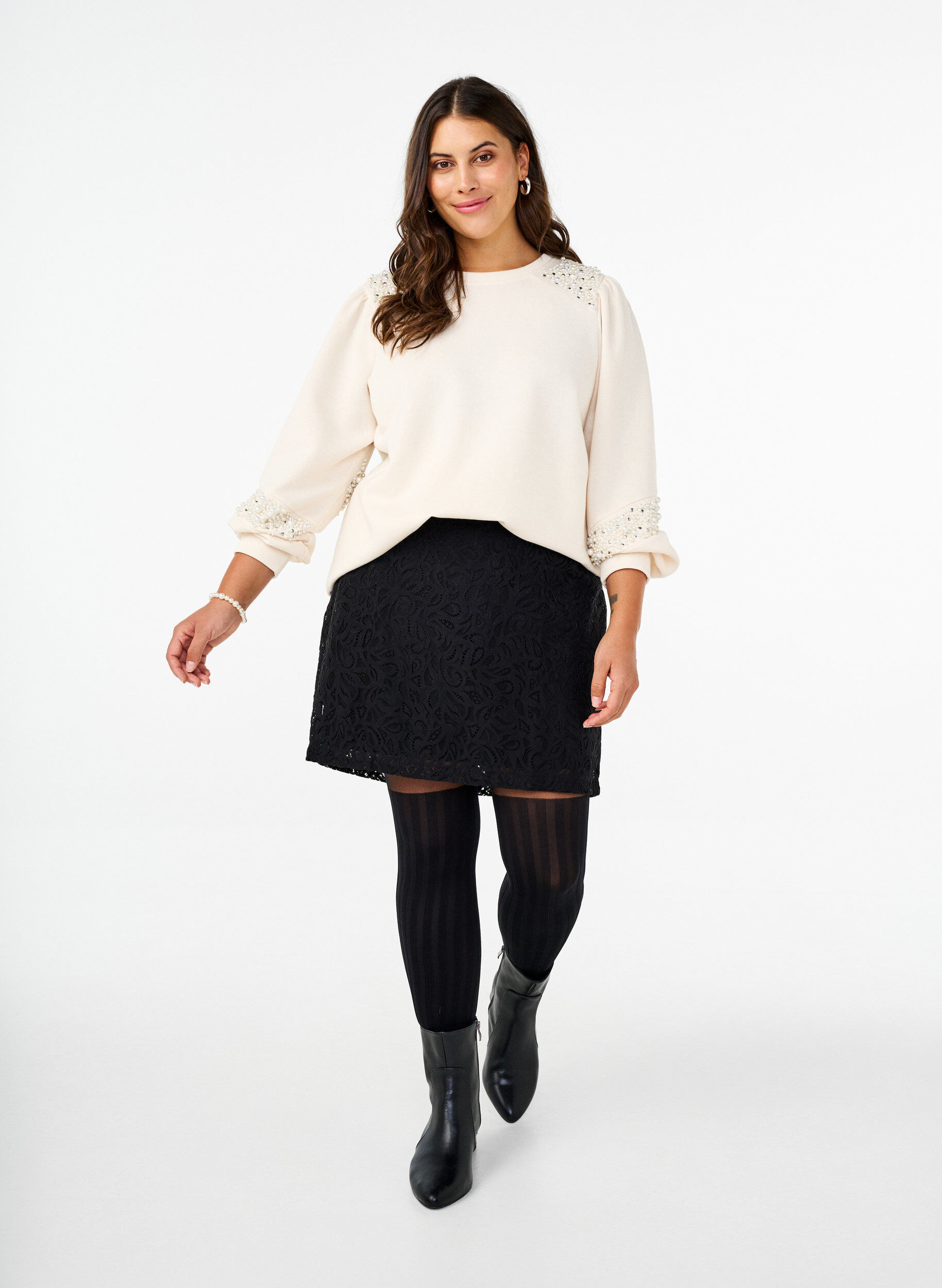 Zizzi Sweatshirt med perledetaljer, Buttercream, Model image number 3