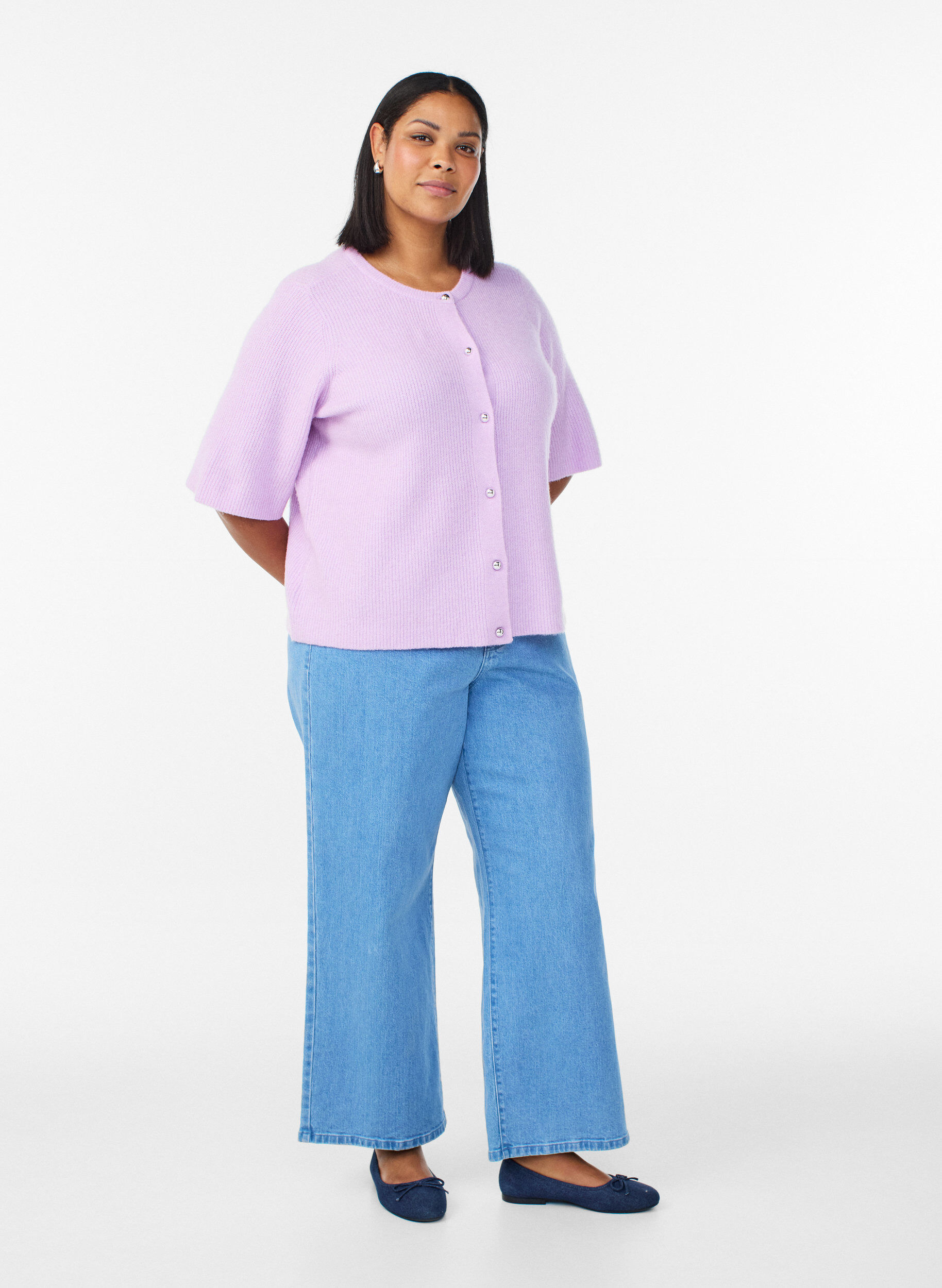 Zizzi Strikcardigan med korte &aelig;rmer og blanke kugleknapper, Lilla, Model image number 1