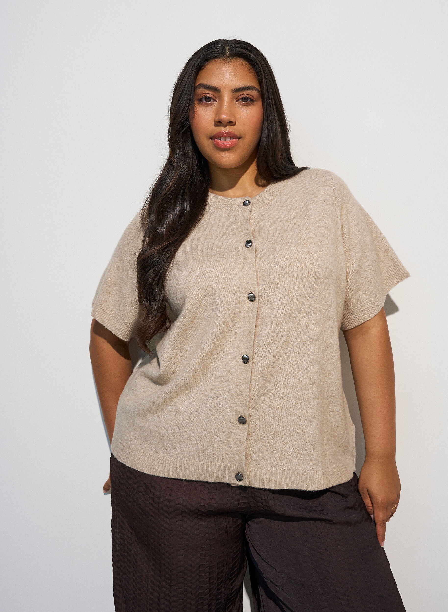 Strik cardigan med korte &aelig;rmer, Beige, Model